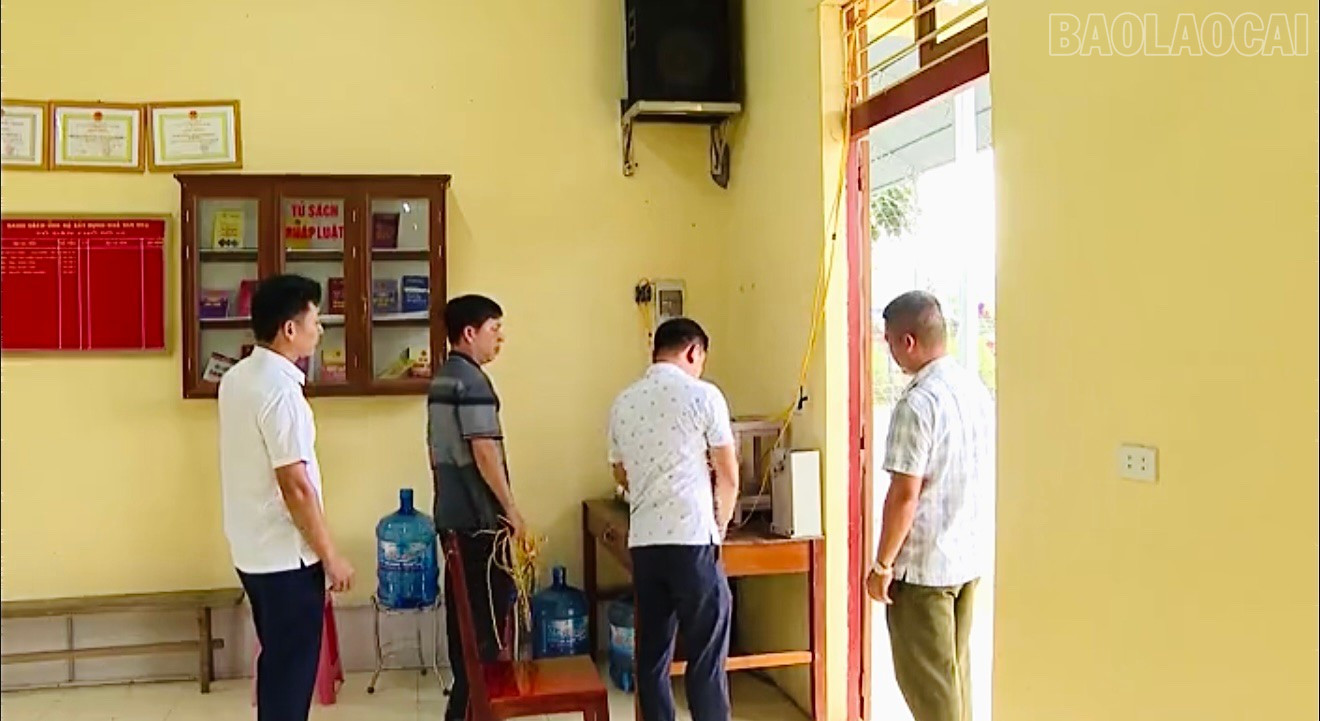 Đồng chí Phạm Quang Nhật - Phó Giám đốc Trung tâm Truyền thông và Văn hoá Văn Yên kiểm tra hệ thống loa truyền thanh cơ sở. baolaocai-tr_ma-6.jpg