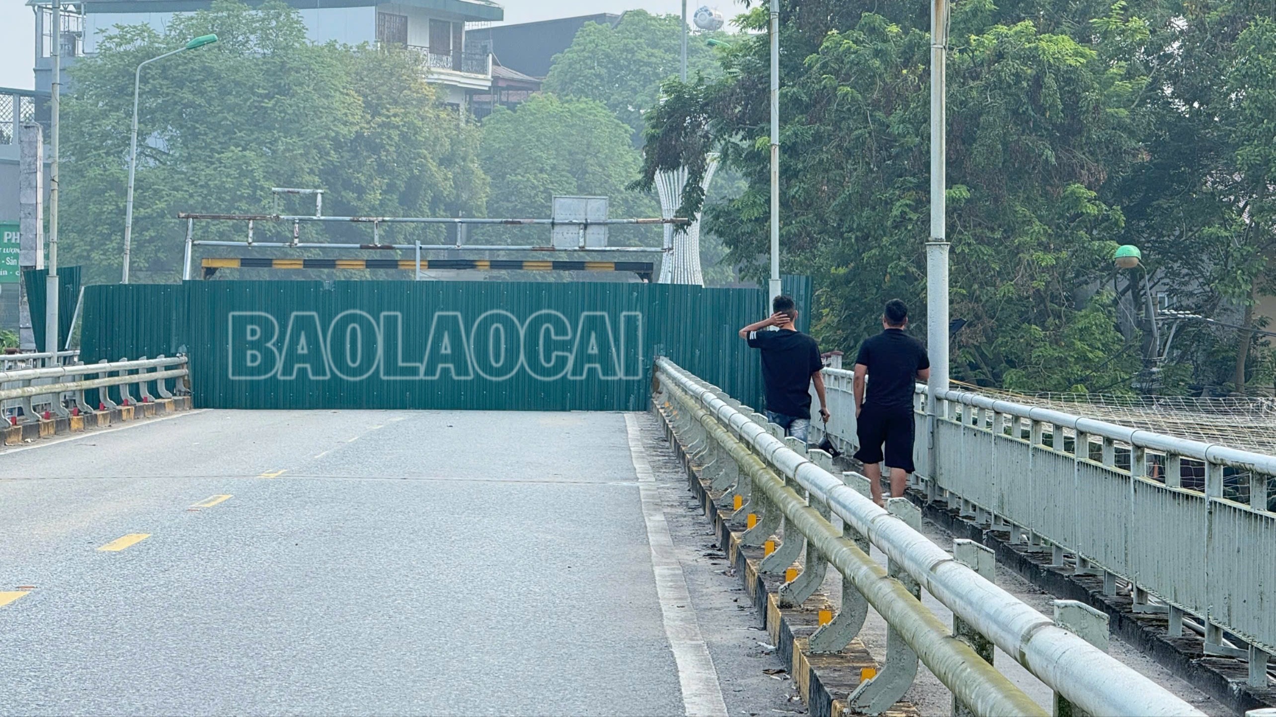 Nhiều người thường xuyên lật rào chắn đi bộ qua cầu Yên Bái. Nhiều người thường xuyên lật rào chắn đi bộ qua cầu Yên Bái.