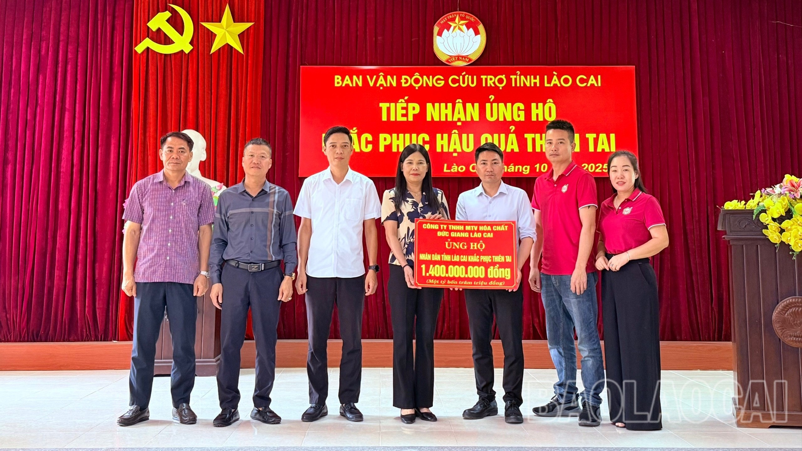 Lãnh đạo Ủy ban MTTQ Việt Nam tỉnh Lào Cai tiếp nhận ủng hộ hắc phục hậu quả thiên tai từ Công ty TNHH MTV Hóa chất Đức Giang Lào Cai. mt4-4939.jpg