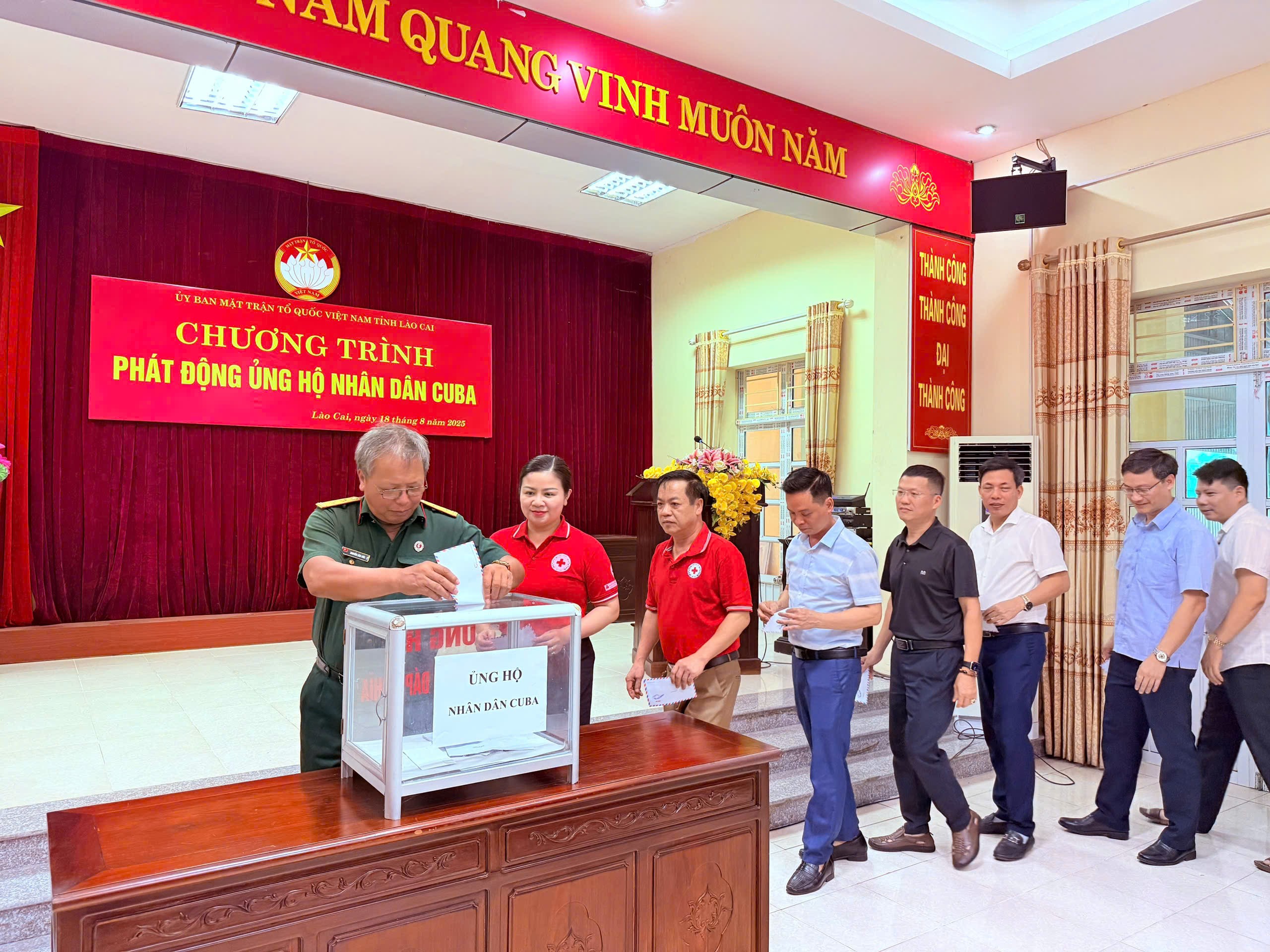 Hội Cựu chiến binh tỉnh cùng các đơn vị, tổ chức chính trị - xã hội, đoàn thể tham gia ủng hộ Nhân dân Cuba tại Chương trình. cuba-5.jpg