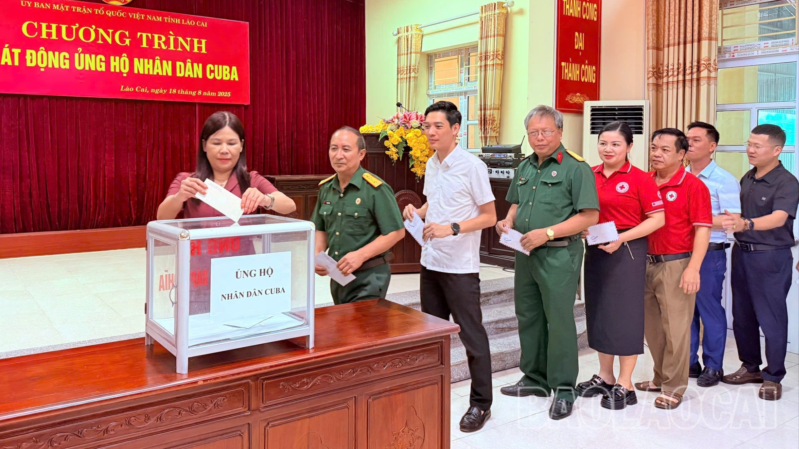 Lãnh đạo Ủy ban MTTQ tỉnh cùng các đơn vị, tổ chức chính trị - xã hội, đoàn thể tham gia ủng hộ Nhân dân Cuba tại Chương trình. cuba-4-6138.jpg