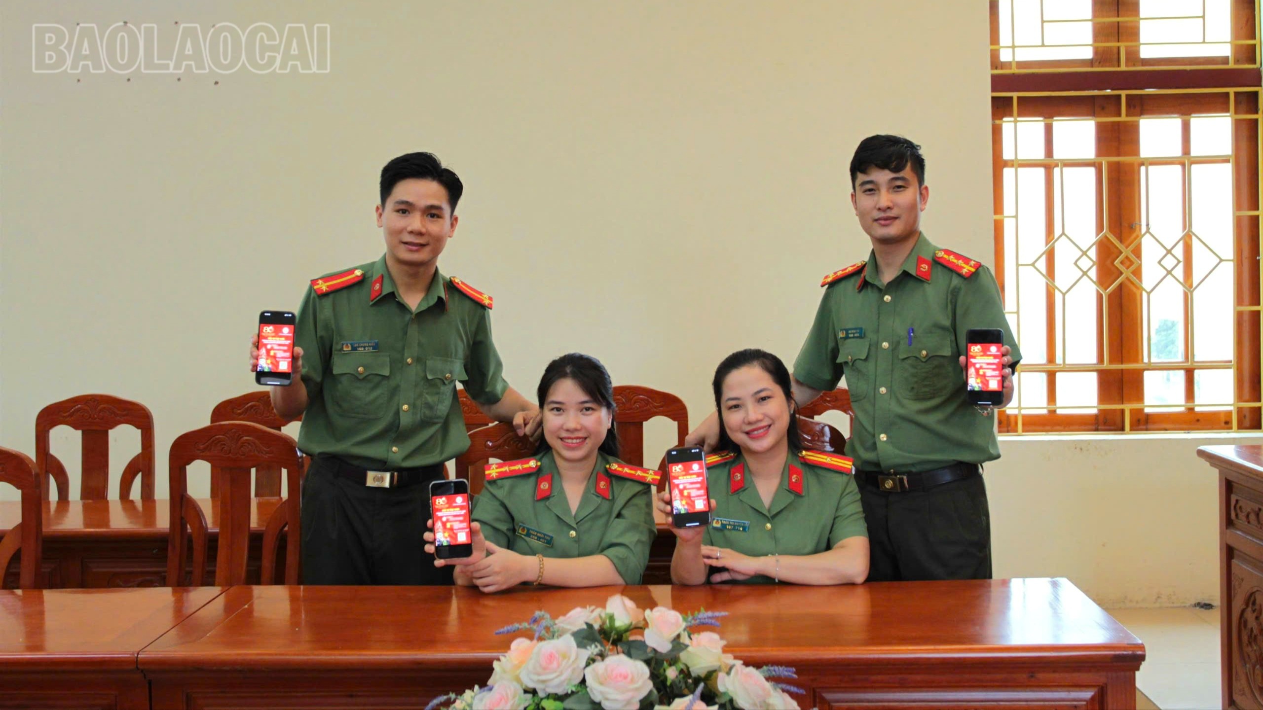 Trung uý Lạc Chung Hiếu (ngoài cùng bên trái) cùng cán bộ, chiến sĩ Công an tỉnh hưởng ứng Cuộc thi trực tuyến tìm hiểu về 80 năm Ngày truyền thống CAND; 20 năm Ngày hội "Toàn dân bảo vệ an ninh Tổ quốc". z6918883796223-b6eb401beaac93afeaf709bdd75bee05-4950.jpg