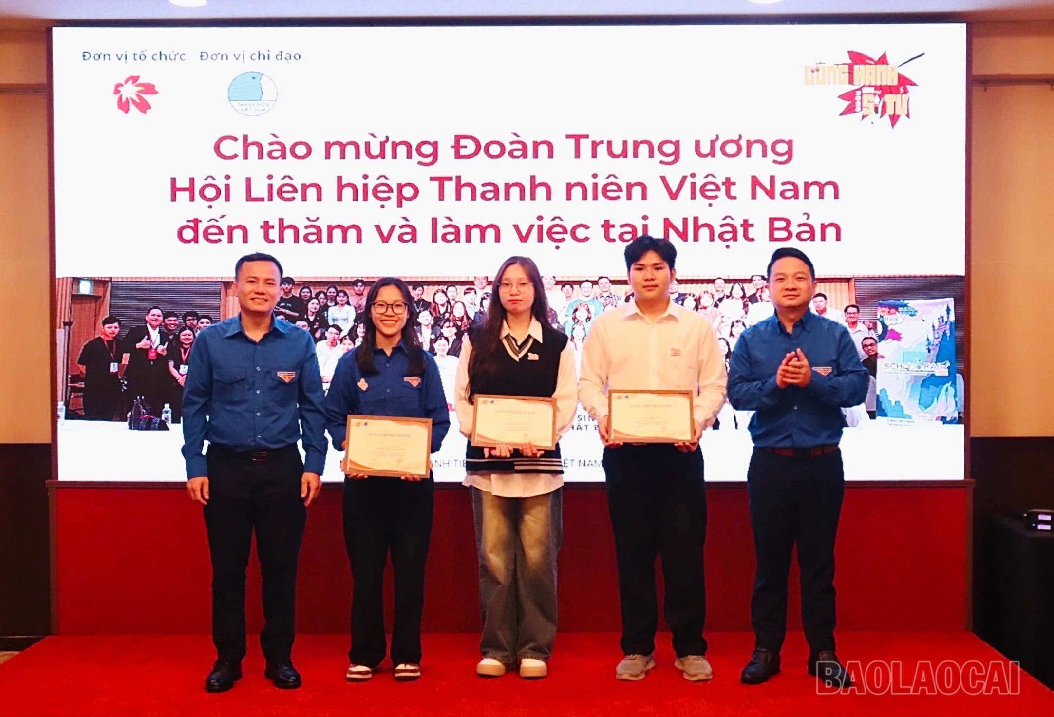 Đồng chí Triệu Trí Lộc - Phó Bí thư Tỉnh đoàn (ngoài cùng bên phải) trao giải Cuộc thi thuyết trình "Tôi yêu Tổ quốc tôi" cho các bạn du học sinh xuất sắc. Đồng chí Triệu Trí Lộc - Phó Bí thư Tỉnh đoàn (ngoài cùng bên phải) trao giải Cuộc thi thuyết trình "Tôi yêu Tổ quốc tôi" cho các bạn du học sinh xuất sắc.