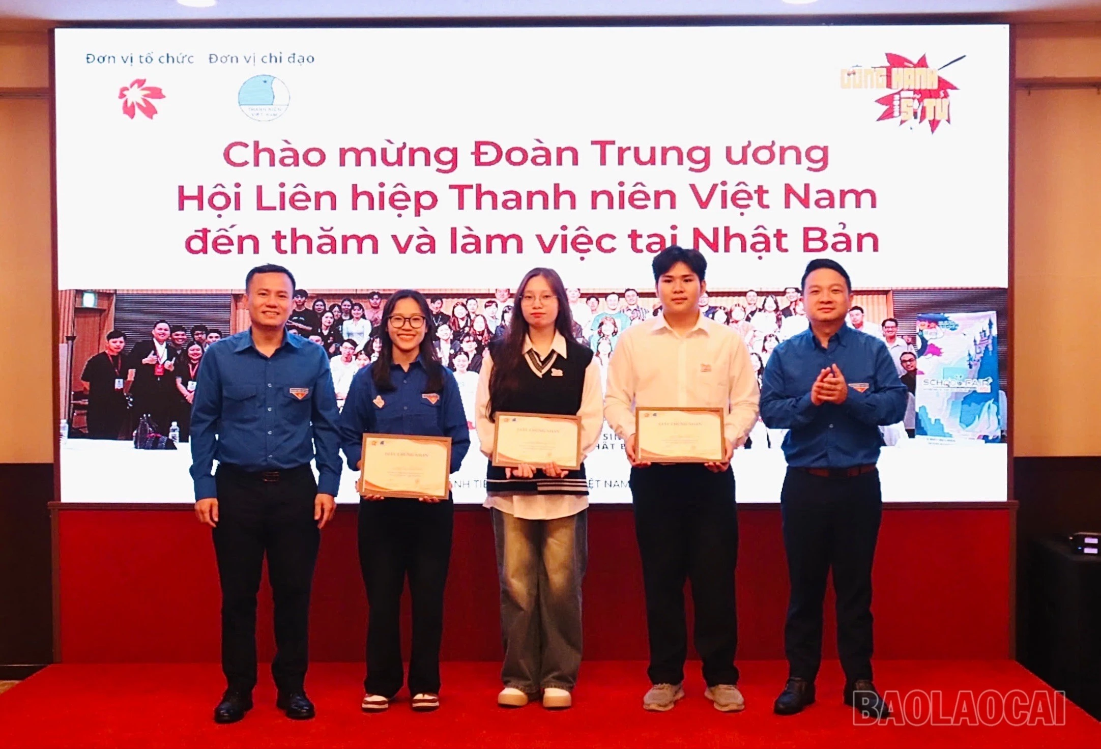 Đồng chí Triệu Trí Lộc - Phó Bí thư Tỉnh đoàn (ngoài cùng bên phải) trao giải Cuộc thi thuyết trình "Tôi yêu Tổ quốc tôi" cho các bạn du học sinh xuất sắc.