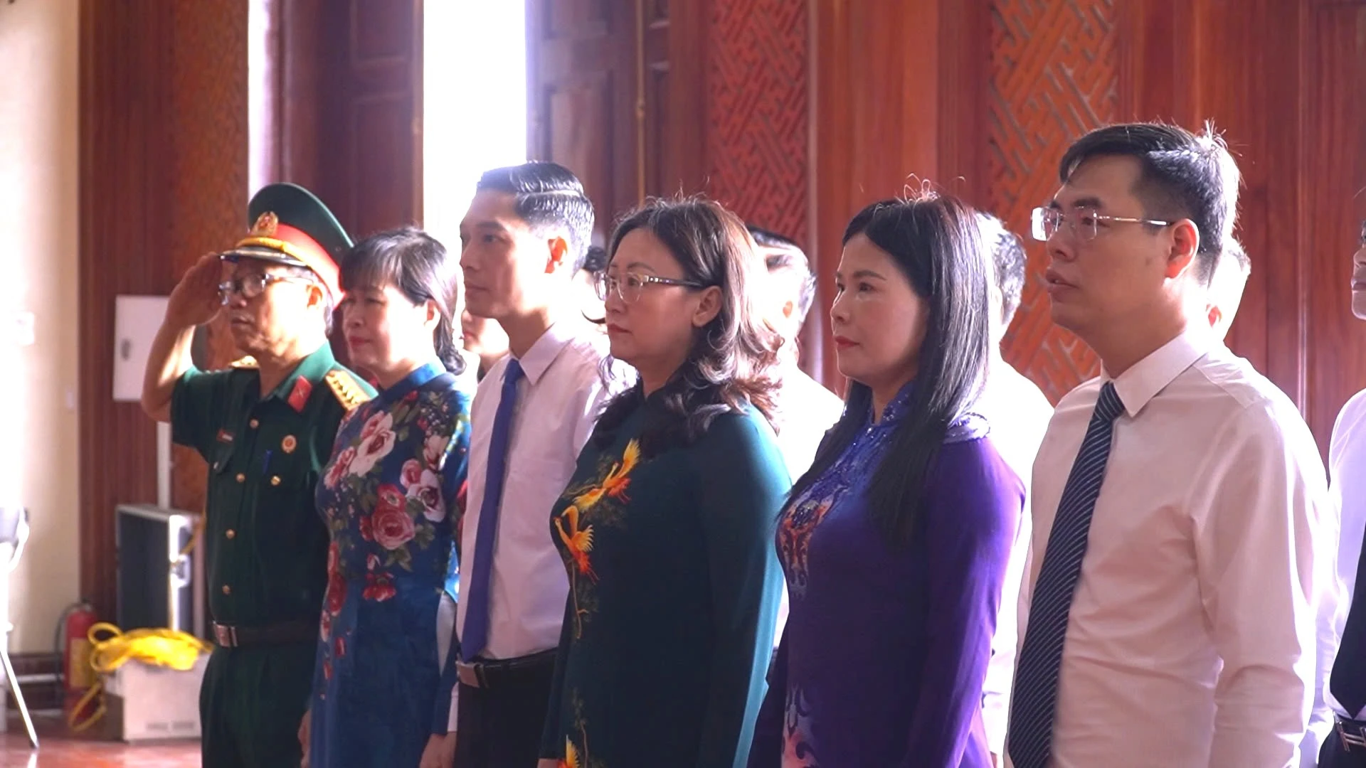 Các đại biểu tham dự Lễ dâng hương, báo công tại Nhà lưu niệm Chủ tịch Hồ Chí Minh.