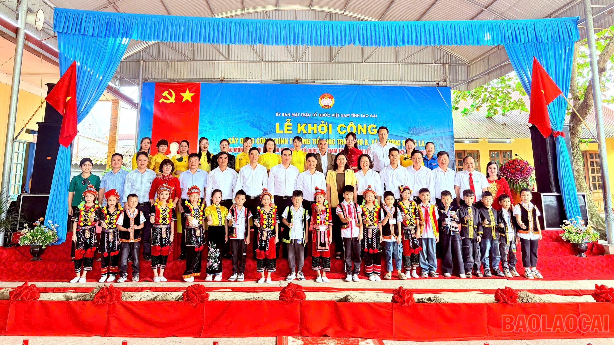 Đồng chí Giàng Thị Dung - Phó Bí thư Tỉnh ủy, Chủ tịch Ủy ban Mặt trận Tổ quốc Việt Nam và các đại biểu chụp ảnh lưu niệm cùng thầy, trò Trường Tiểu học Trần Phú B. 7-9511.jpg
