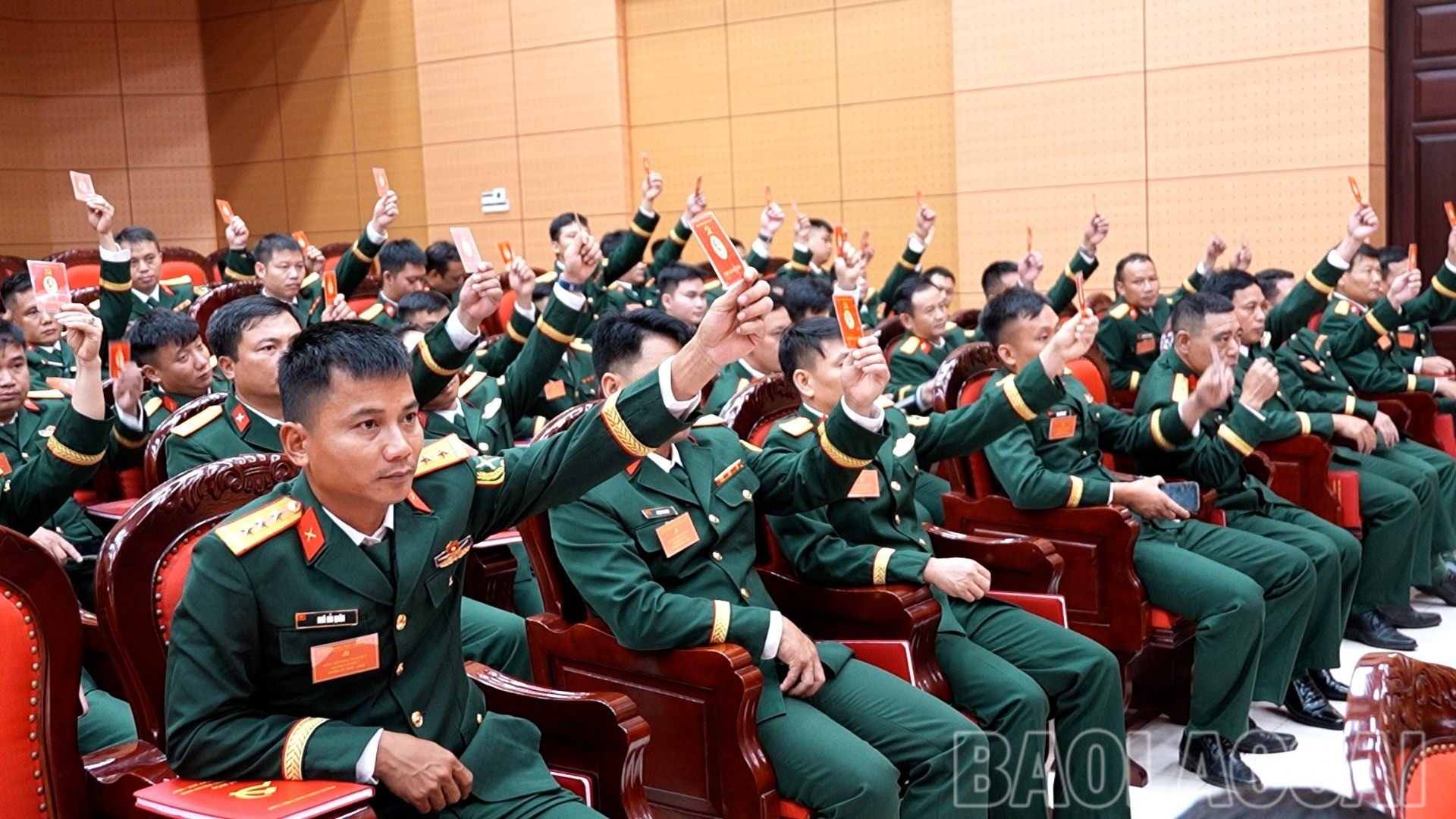 Các đại biểu biểu quyết thông qua Nghị quyết Đại hội bo-chqs-8-7831.jpg