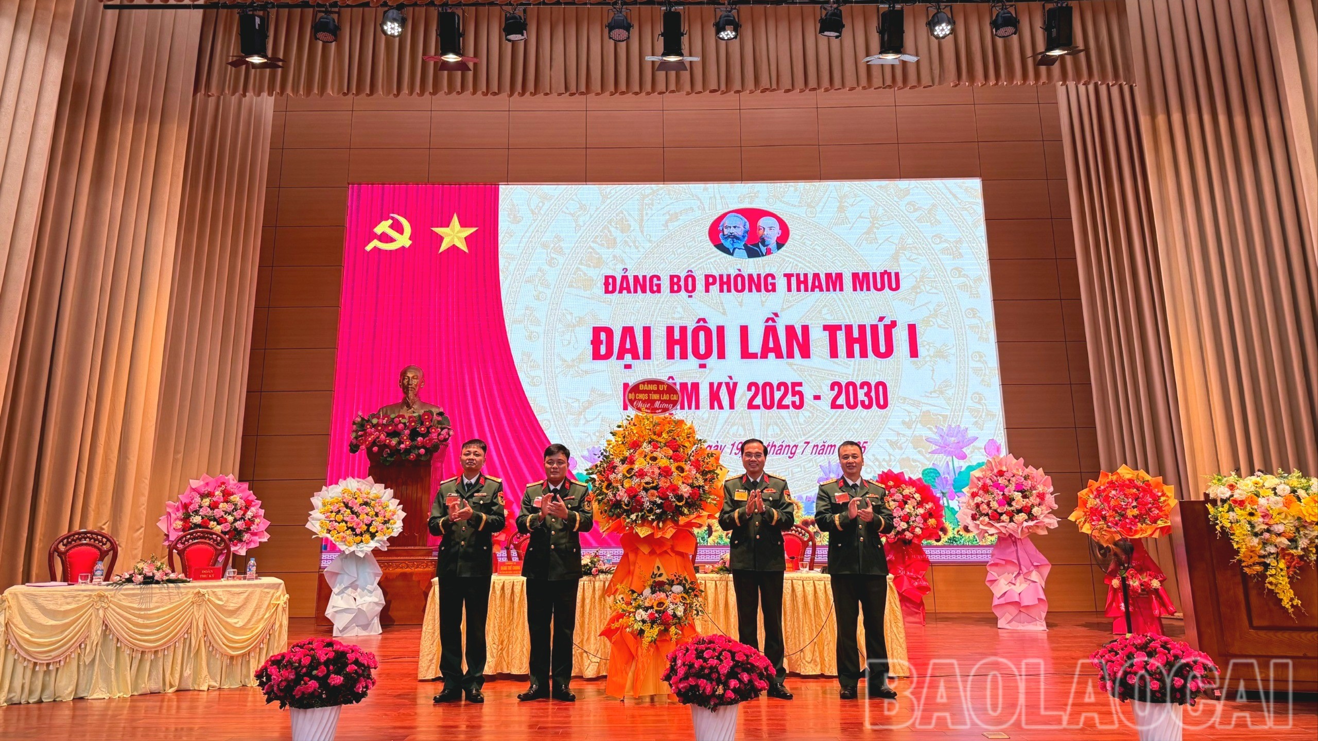 Đại tá Đặng Quốc Đồng, Ủy viên Ban Thường vụ Tỉnh ủy, Phó Bí thư Đảng ủy Quân sự tỉnh, Chỉ huy trưởng Bộ CHQS tỉnh tặng hoa chúc mừng Đại hội. bo-chqs-7-9422.jpg