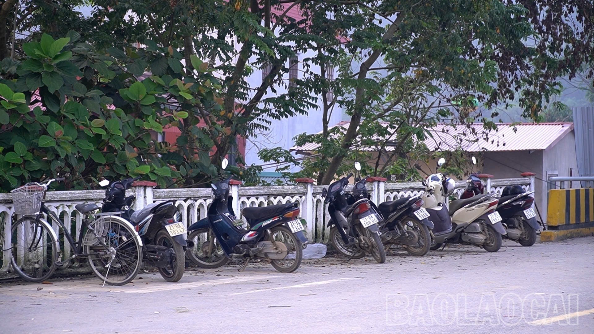 Người dân, học sinh để phương tiện ở đầu cầu rồi kéo rào chắn đi bộ qua cầu Yên Bái. 2-8920.jpg