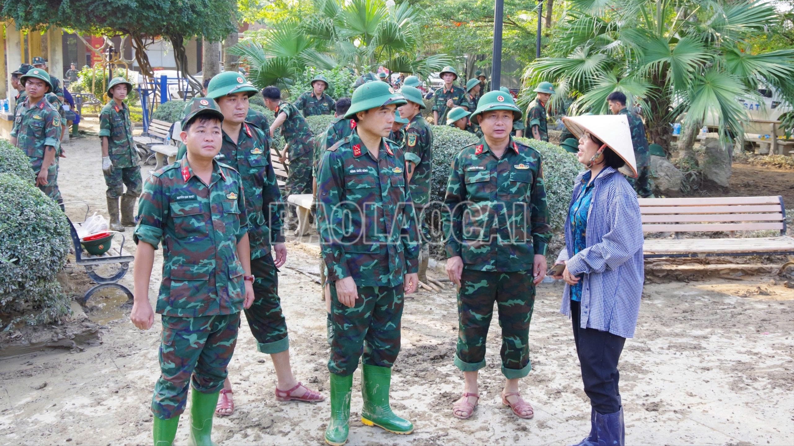 Đại tá Đặng Quốc Đồng - Ủy viên Ban Thường vụ Tỉnh ủy, Chỉ huy trưởng Bộ CHQS tỉnh thăm hỏi, động viên các lực lượng hỗ trợ khắc phục hậu quả bão lũ tại xã Trấn Yên và phường Yên Bái. 8-5733.jpg