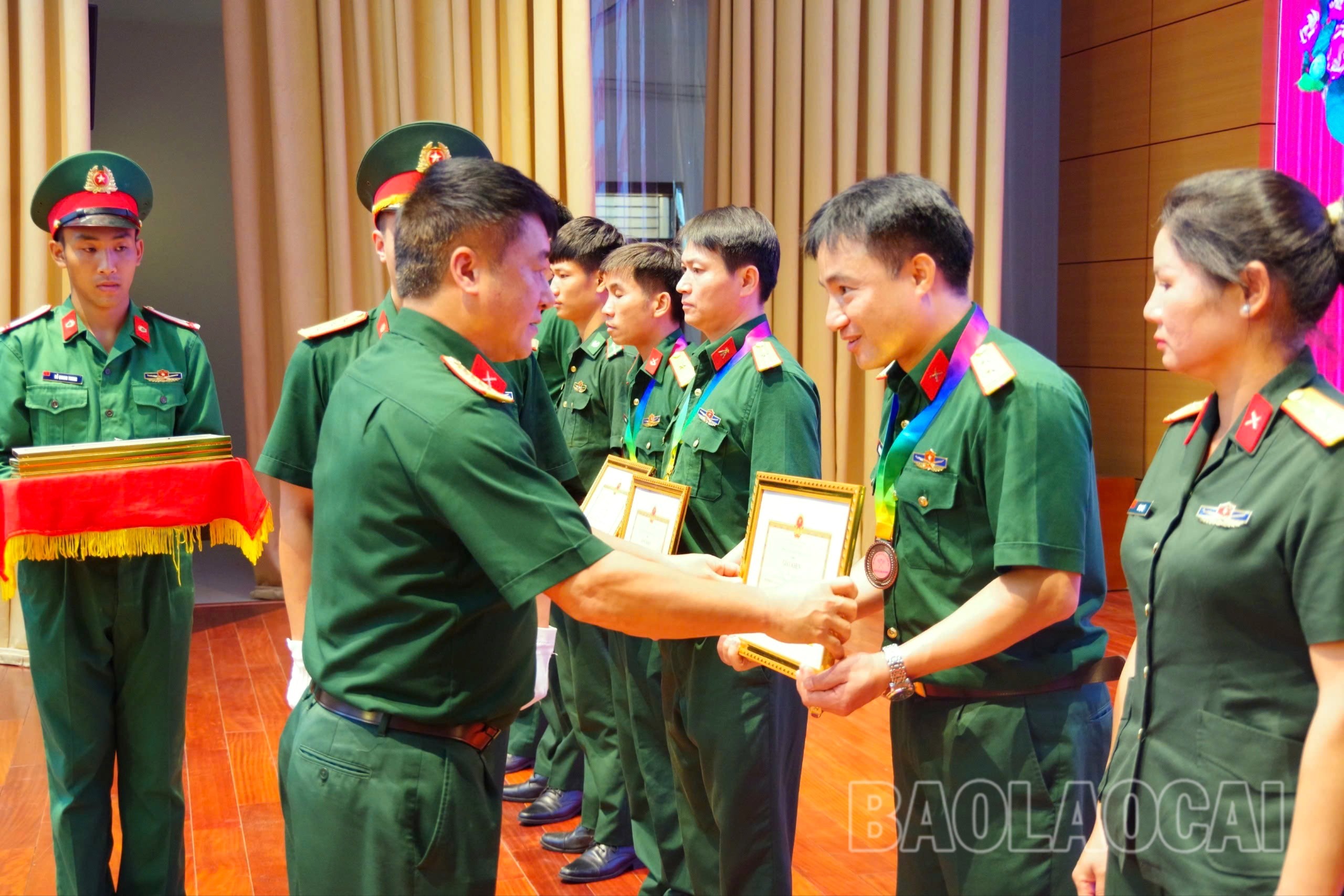 Đại tá Đặng Văn Cảnh - Phó Chỉ huy trưởng Bộ CHQS tỉnh tặng Giấy khen cho các cá nhân có thành tích cao trong tham gia Hội thao. z6892366671960-de176b58603573dcebacd8de4d81896c-7685.jpg