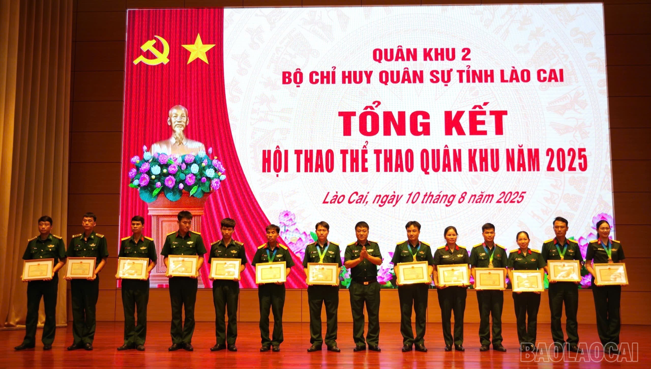 Đại tá Đặng Văn Cảnh - Phó Chỉ huy trưởng Bộ CHQS tỉnh tặng Giấy khen cho các cá nhân có thành tích cao trong tham gia Hội thao. z6892366708759-bf46fcc9d19c612a4ea4099651e381b0-3511.jpg