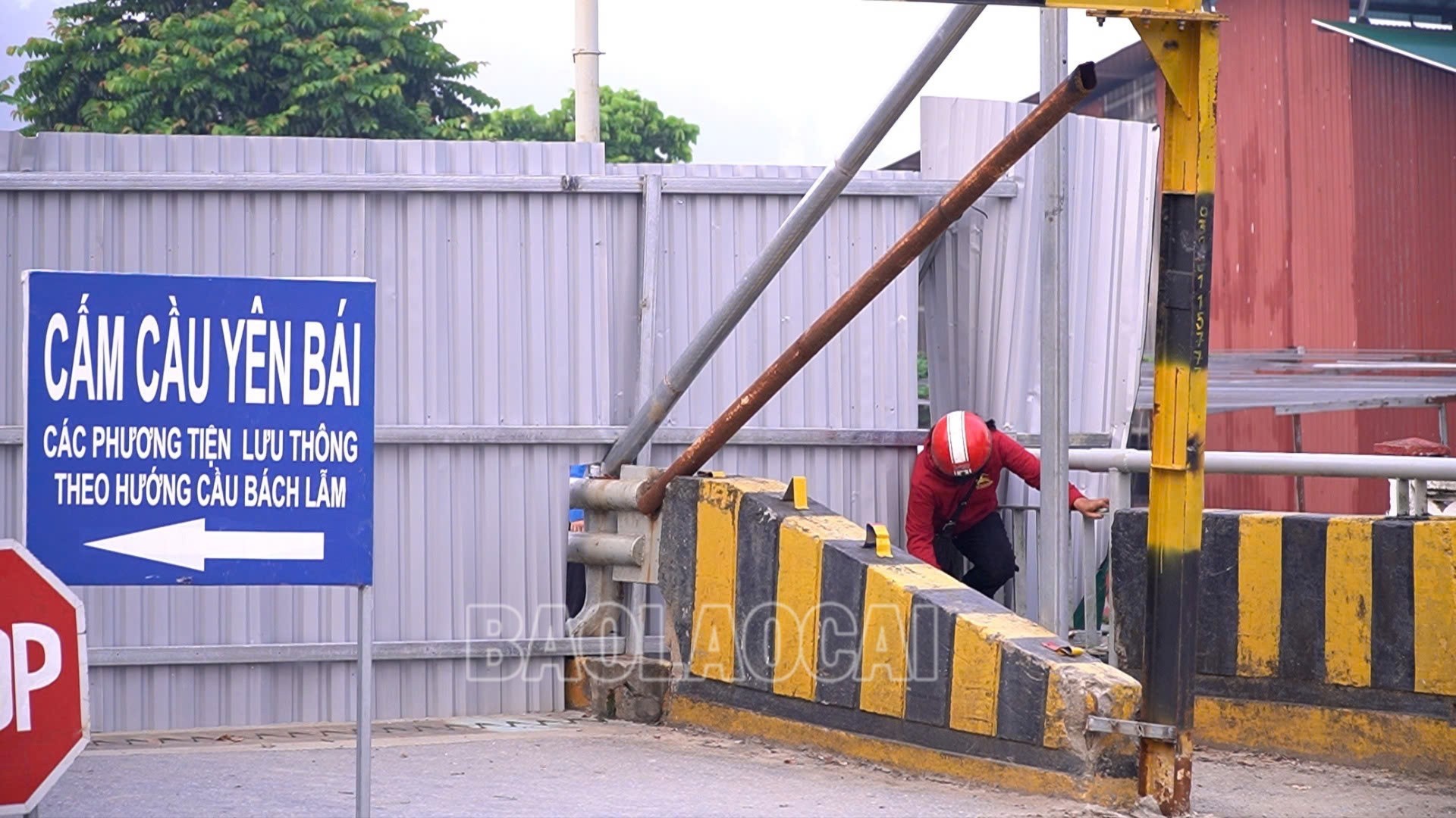 Bất chấp lệnh cấm và biển cảnh báo, người dân vẫn tự ý chui qua rào chắn để đi bộ qua cầu Yên Bái. Bất chấp lệnh cấm và biển cảnh báo, người dân vẫn tự ý chui qua rào chắn để đi bộ qua cầu Yên Bái.