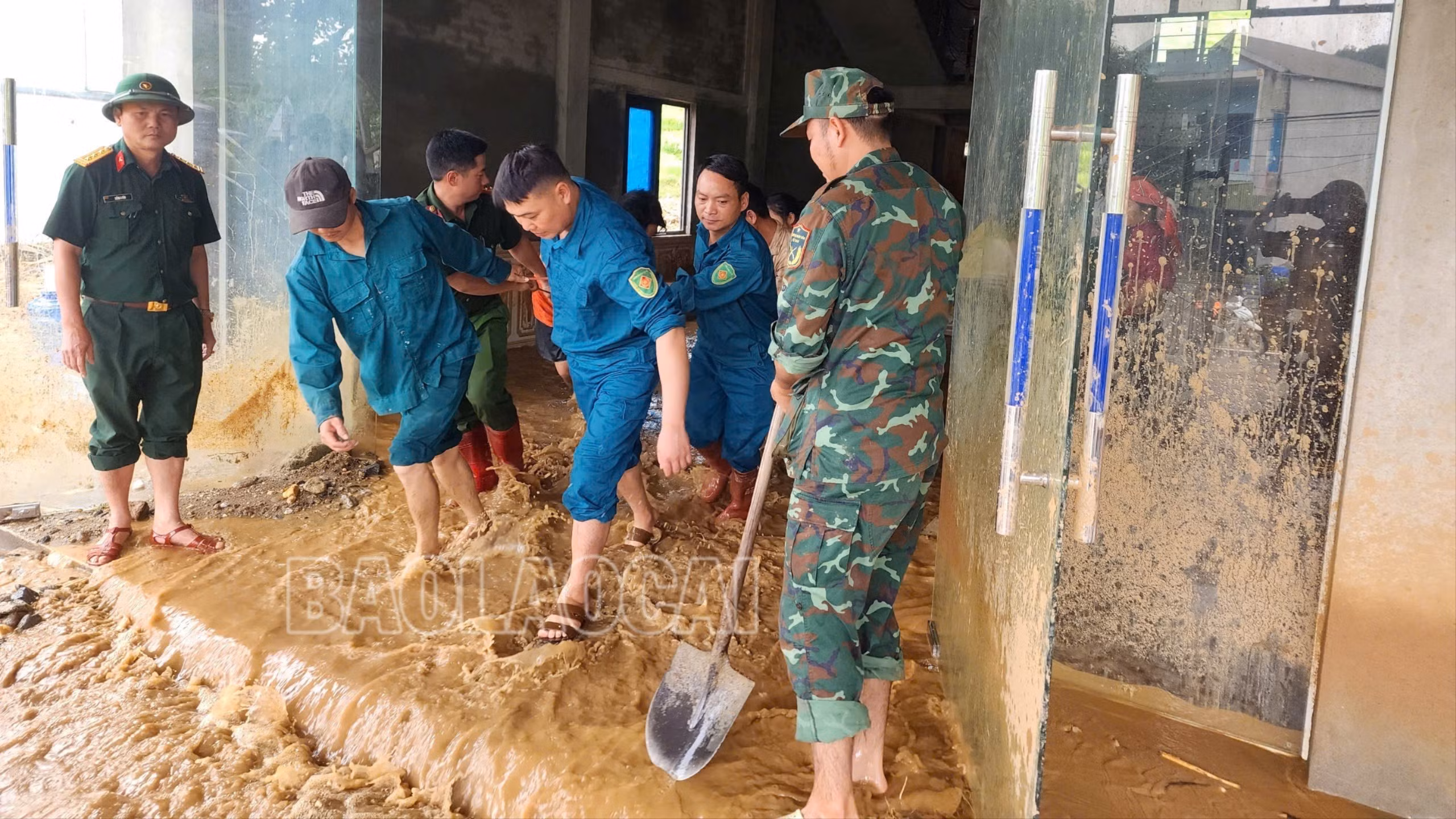 Ban Chỉ huy PTKV 3 - Bảo Yên giúp bà con Nhân dân xã Dương Quỳ khắc phục hậu quả sau mưa bão.