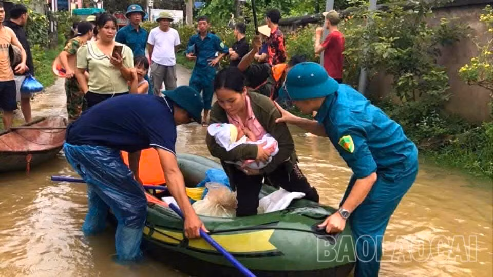 Lực lượng dân quân Ban Chỉ huy Phòng thủ khu vực 5 - Mậu A hỗ trợ người dân di dời đến nơi an toàn.