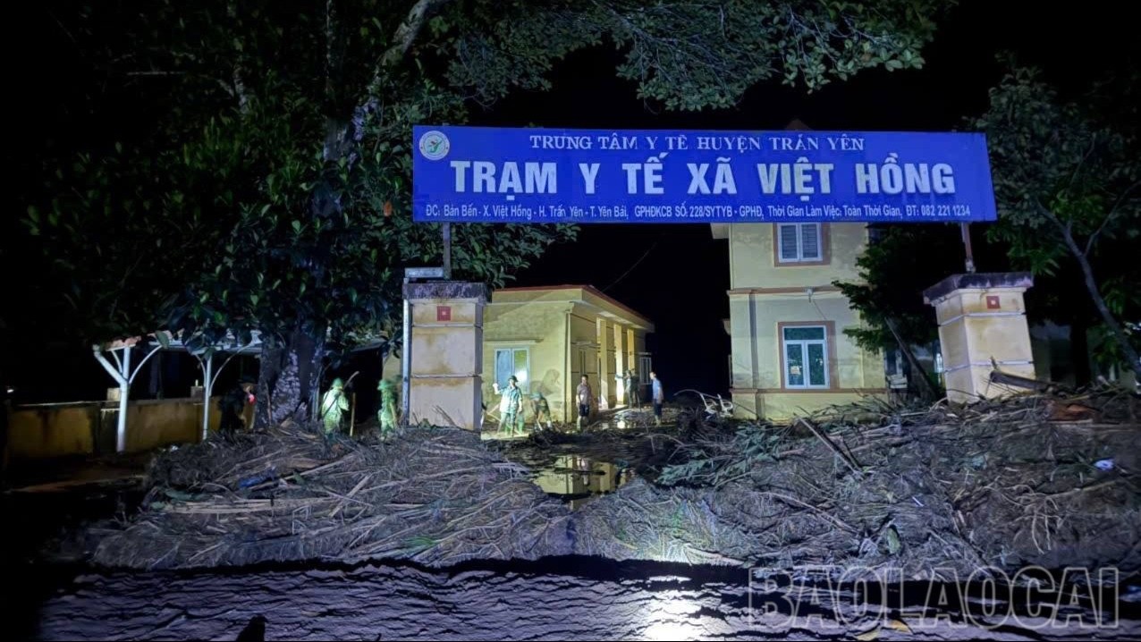 Ngay trong đêm, Ban Chỉ huy PTKV 5 - Mậu A và cán bộ, chiến sĩ Trung đoàn 121 đã có mặt hỗ trợ khắc phục hậu quả bão lũ tại xã Việt Hồng. 557597873-677680038709592-6126699877107417663-n-6047.jpg