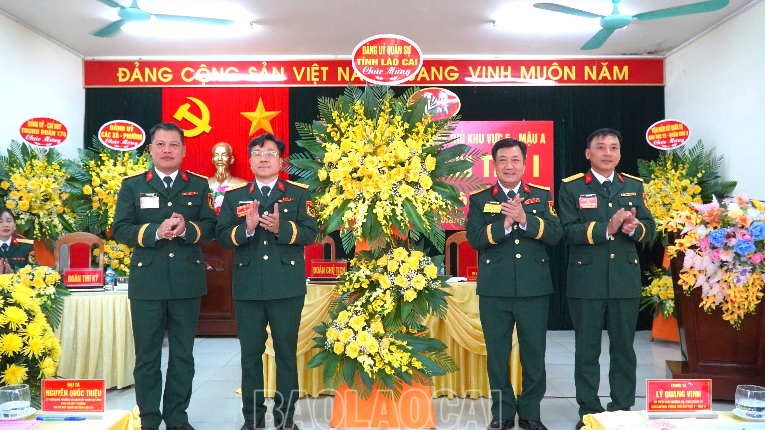 Đại tá Nguyễn Quốc Triệu - Phó Chỉ huy trưởng Bộ CHQS tỉnh Lào Cai tặng hoa Đại hội Đảng bộ Ban Chỉ huy Phòng thủ khu vực 5 - Mậu A, lần thứ I, nhiệm kỳ 2025 - 2030. bo-chqs-tinh-tang-hoa-8424.jpg