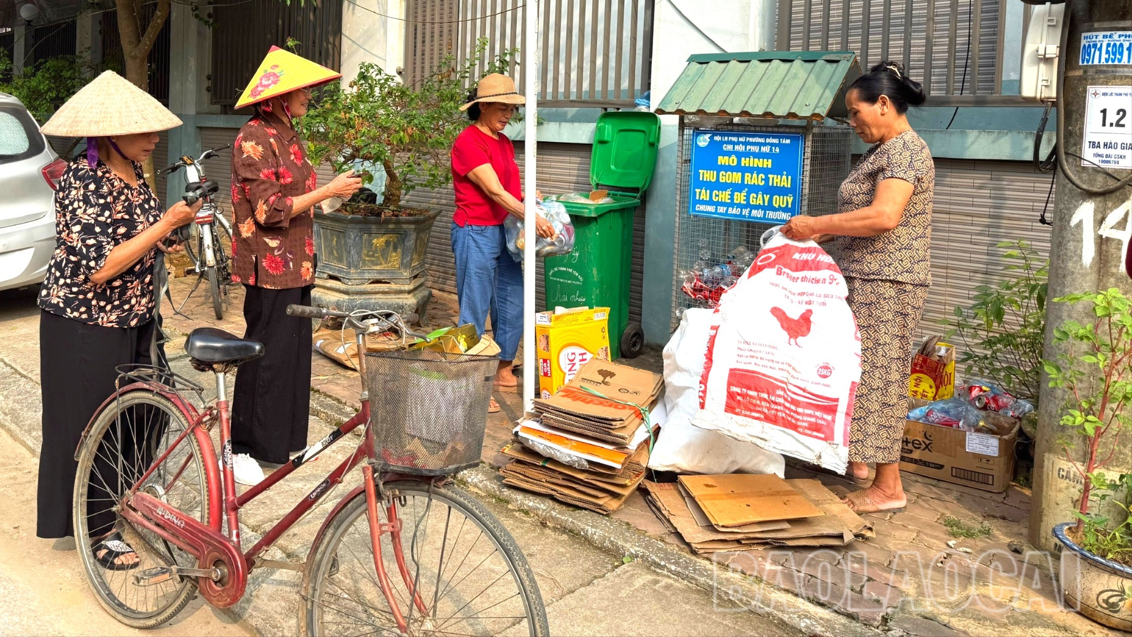 Mô hình “Ngôi nhà xanh” thu gom phế liệu tái chế chung tay bảo vệ môi trường của Chi hội Phụ nữ tổ dân phố Đồng Tâm 14 mang lại hiệu quả thiết thực. pn-5-9650.jpg