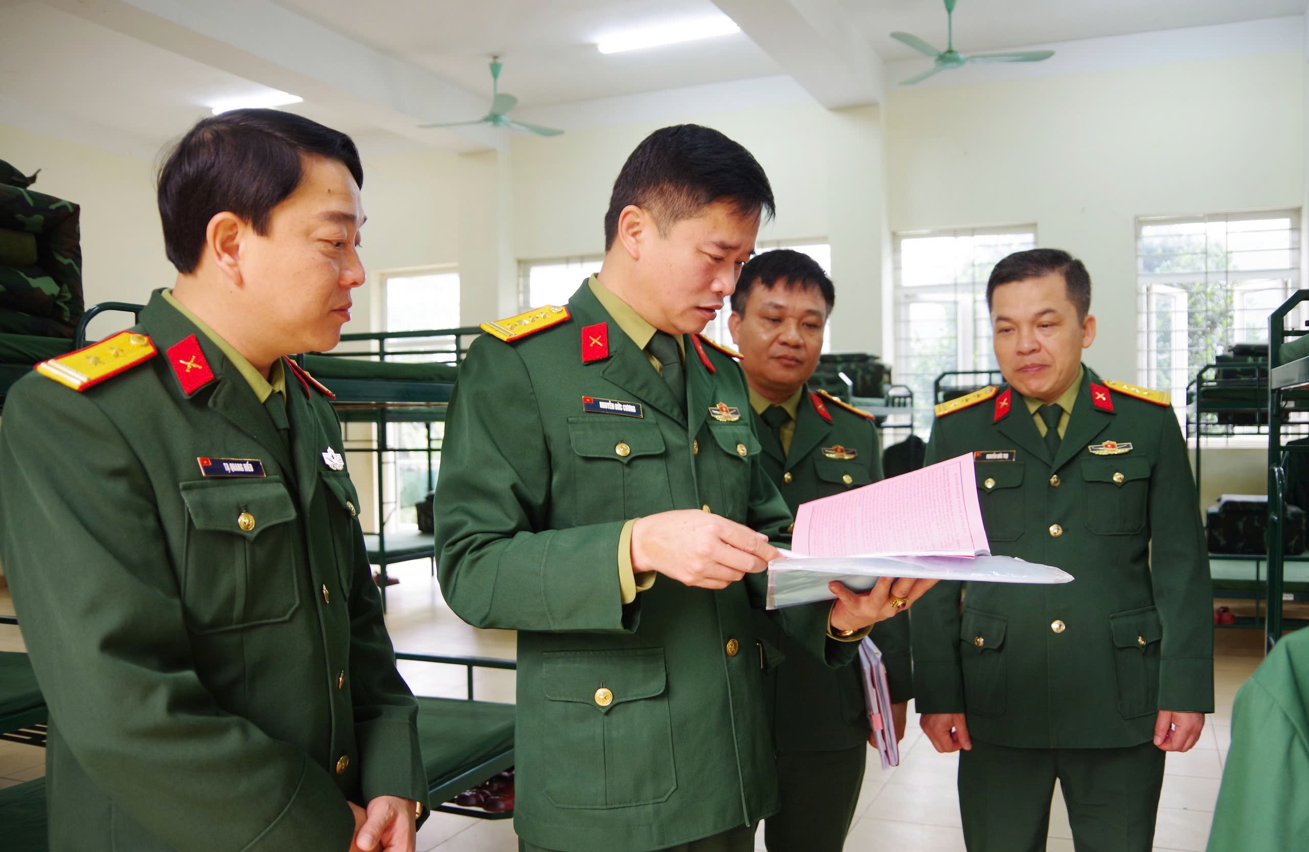 Đại tá Nguyễn Đức Cương, Phó Bí thư Thường trực Đảng ủy Quân sự tỉnh, Chính ủy Bộ CHQS tỉnh kiểm tra công tác hậu cần kỹ thuật tại Trung đoàn 254, Bộ CHQS tỉnh Lào Cai. 3.jpg