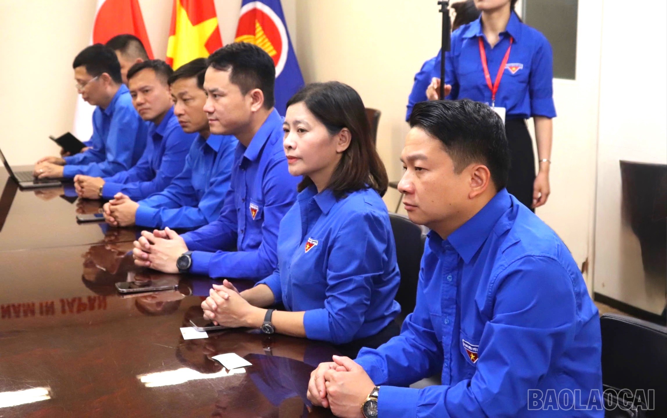 Đồng chí Triệu Trí Lộc - Phó Bí thư Tỉnh đoàn (ngoài cùng bên phải) - đại diện cho thanh niên Lào Cai tham dự cùng Đoàn Công tác. td-3-5906.jpg