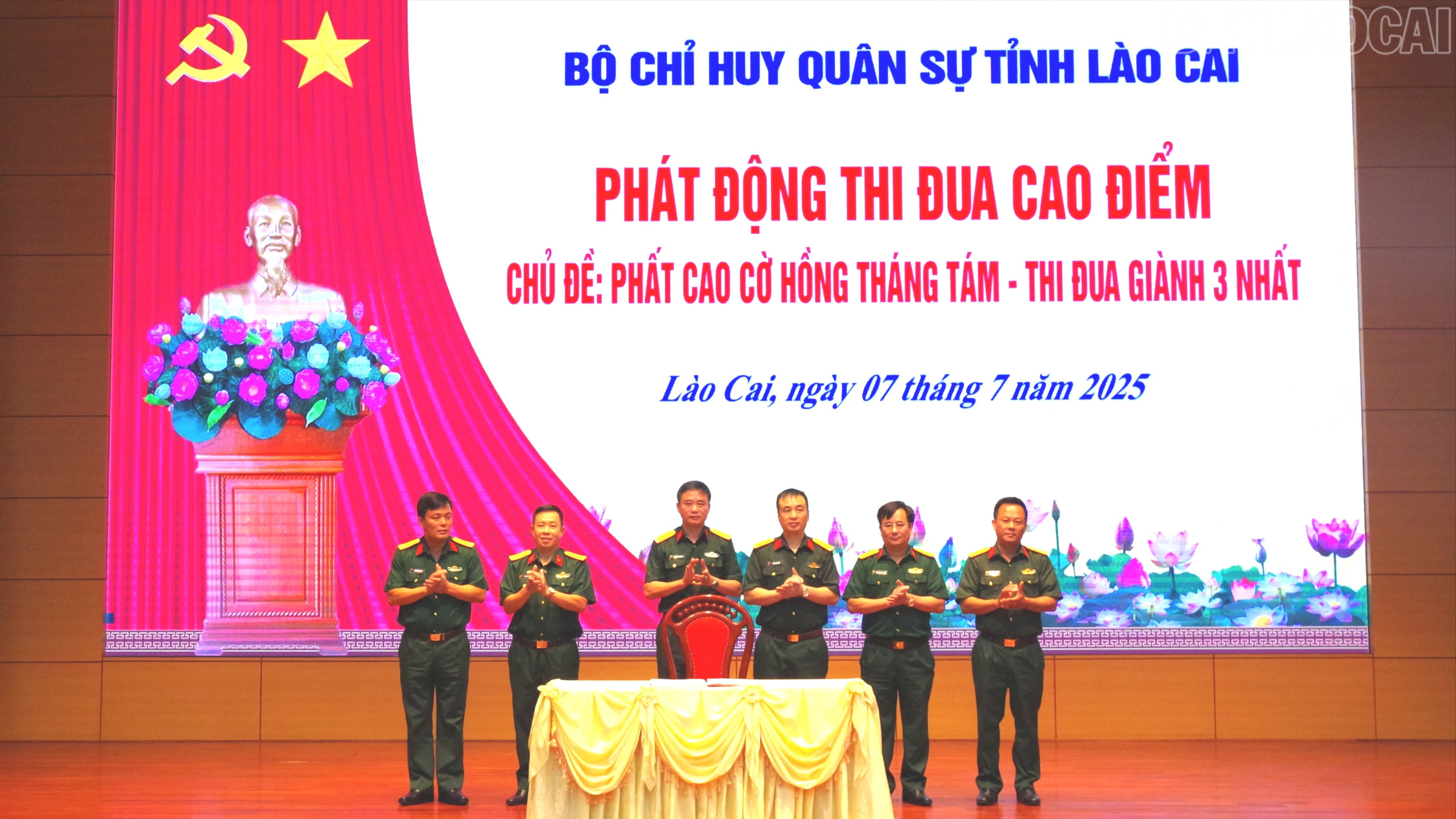 Lãnh đạo Bộ Chỉ huy Quân sự tỉnh Lào Cai chứng kiến ký kết giao ước thi đua. baolaocai-tr_imgp7637-1466.jpg