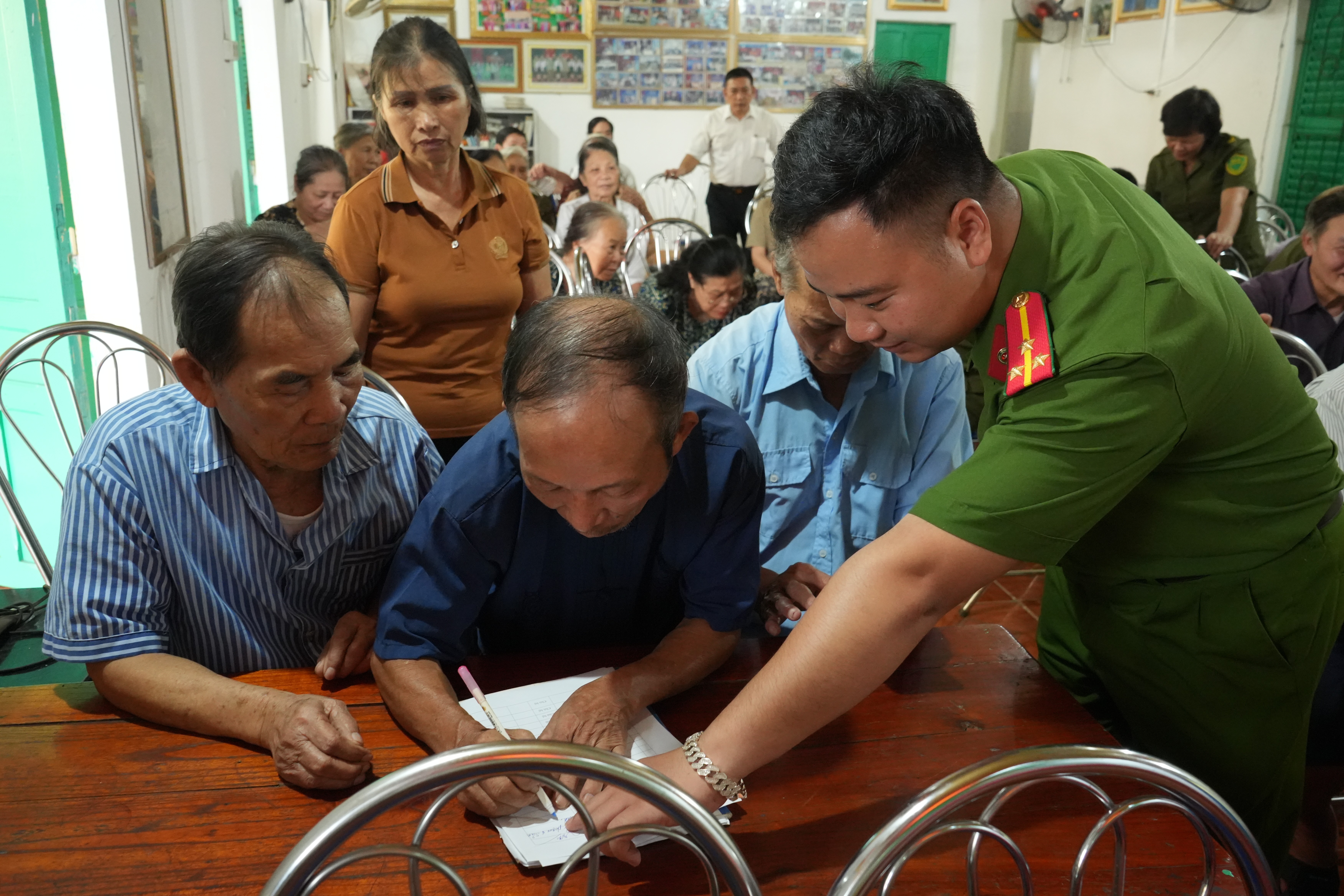 Công an xã Trấn Yên tuyên truyền, vận động Nhân dân ký cam kết bảo vệ an ninh, trật tự . Công an xã Trấn Yên tuyên truyền, vận động Nhân dân ký cam kết bảo vệ an ninh, trật tự .