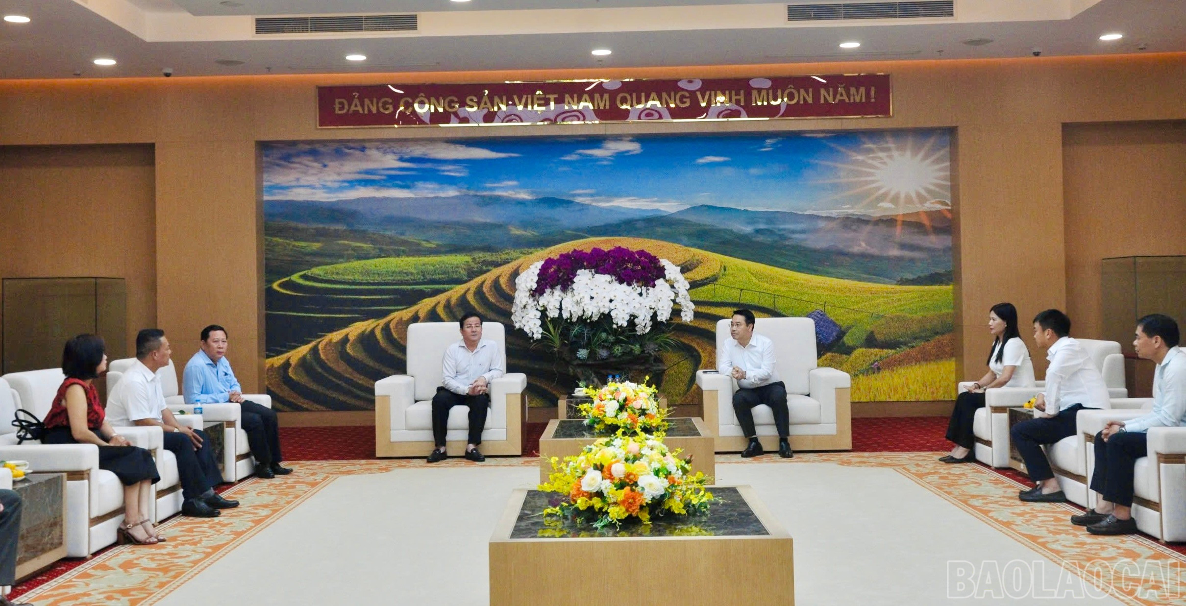 Đồng chí Nguyễn Tuấn Anh, Phó Bí thư Tỉnh uỷ thông tin nhanh với Đoàn Công tác về thiệt hại do thiên tai, bão lũ gây ra trên địa bàn tỉnh Lào Cai. baolaocai-br_img-4731.jpg