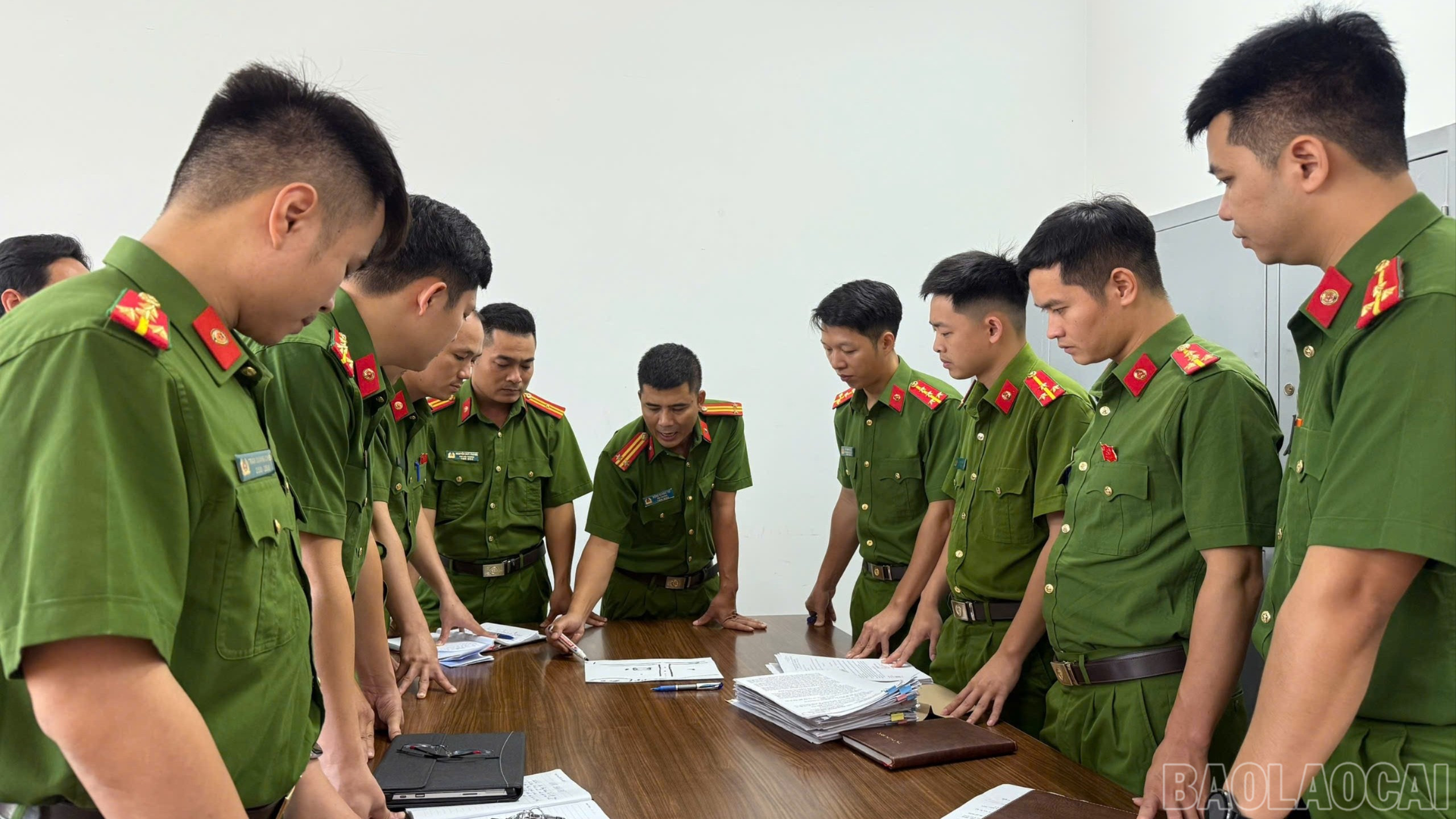 Cán bộ, chiến sĩ Phòng Cảnh sát hình sự, Công an tỉnh Lào Cai nhiều tháng liền theo sát Chuyên án 825T. Cán bộ, chiến sĩ Phòng Cảnh sát hình sự, Công an tỉnh Lào Cai nhiều tháng liền theo sát Chuyên án 825T.