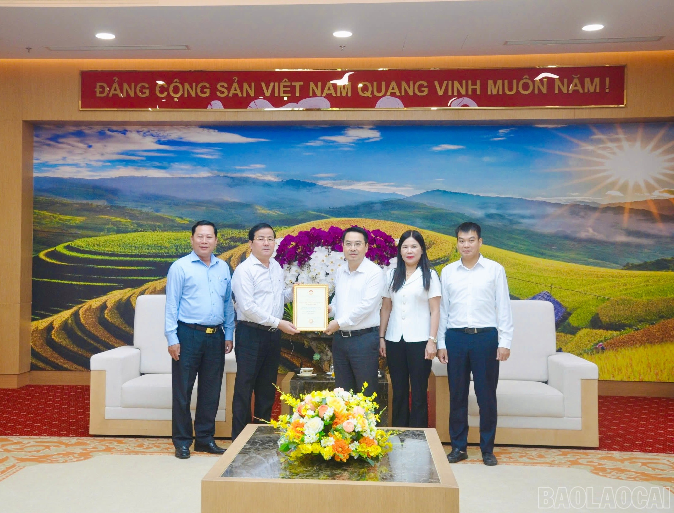 Đồng chí Nguyễn Tuấn Anh, Phó Bí thư Tỉnh uỷ trao Thư cảm ơn cho Đoàn công tác Thành phố Cần Thơ. baolaocai-br_img-4729.jpg