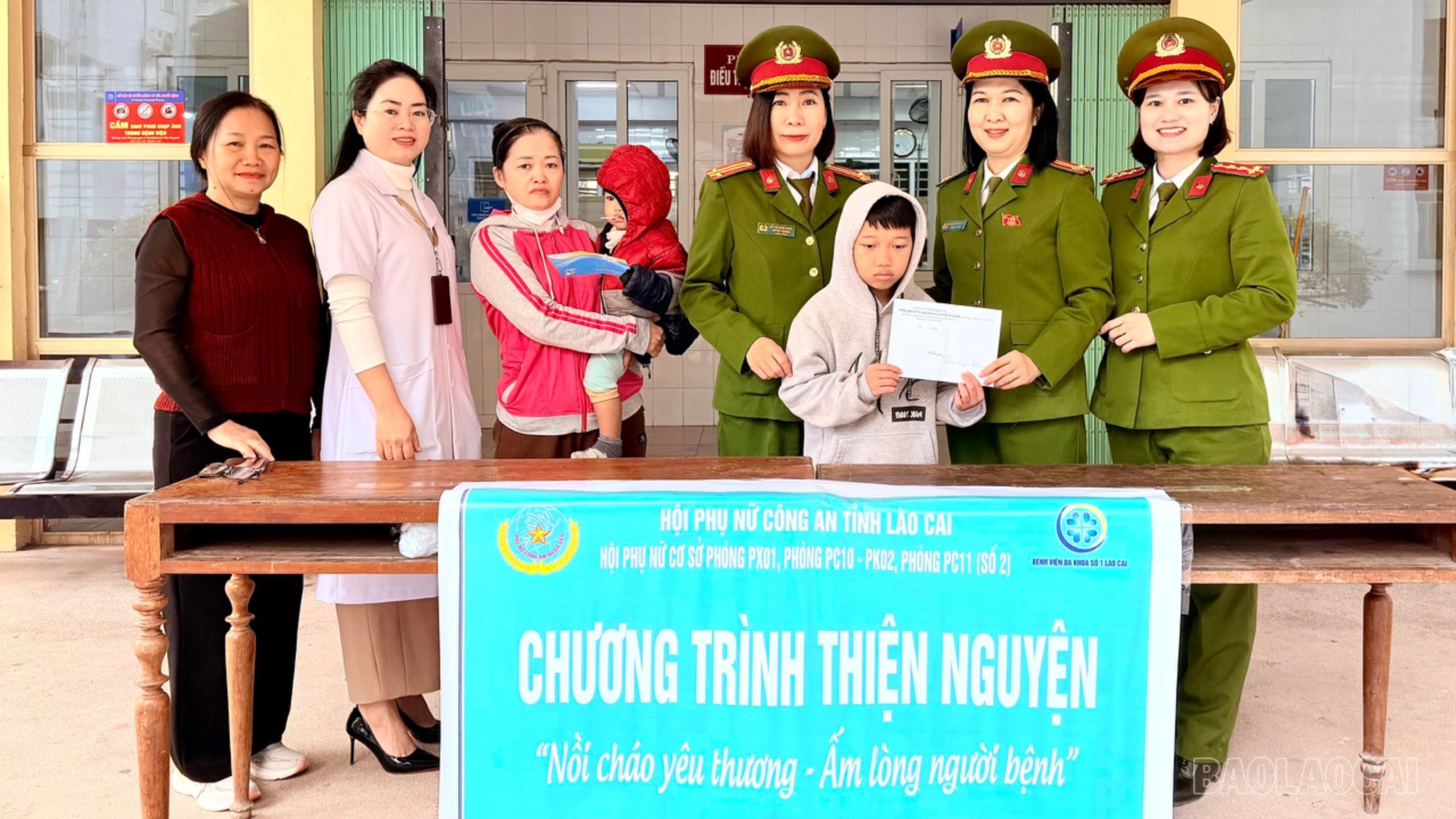 Kvinnoförbundet vid rättsstödsavdelningen och den mobila polisavdelningen gav gemensamt gåvor till barn i svåra omständigheter. 8-455.jpg