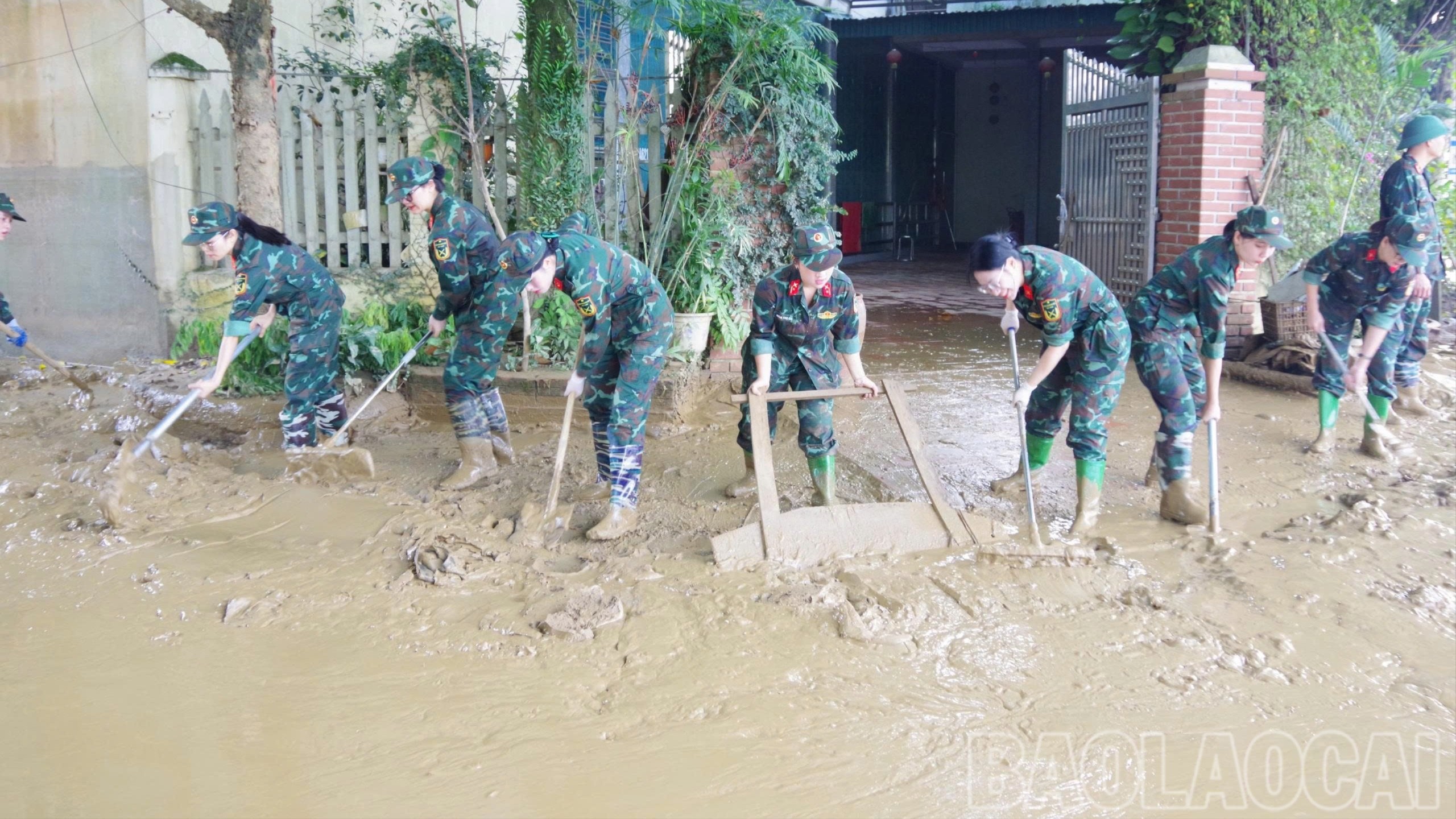 Hội Phụ nữ - Khối cơ quan Bộ CHQS tỉnh Lào Cai tích cực giúp đỡ Nhân dân dọn bùn đất, vệ sinh môi trường. 12-4951.jpg