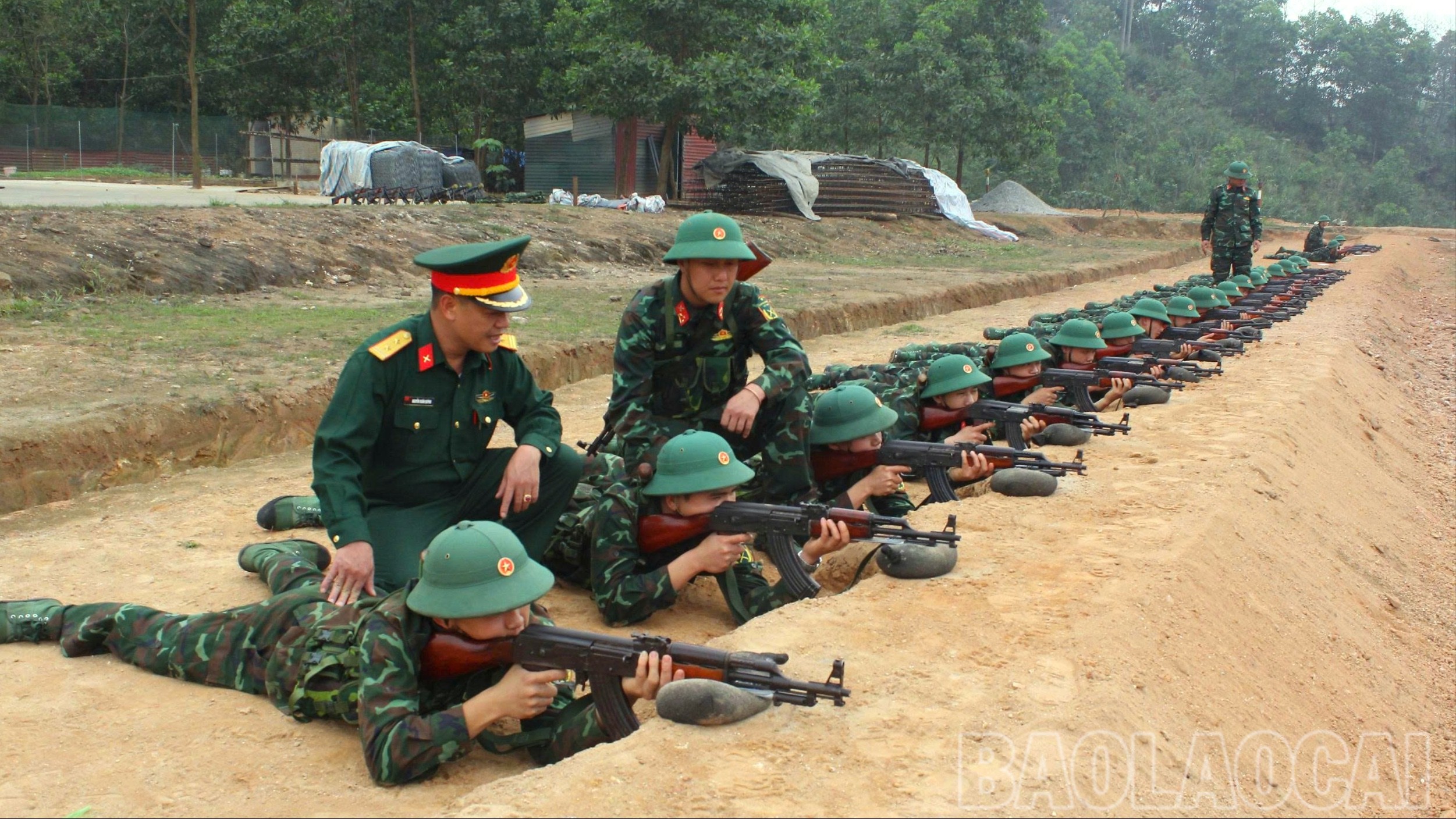 Chỉ huy Trung đoàn 121 động viên chiến sĩ luyện tập bắn súng tiểu liên AK bài 1. huan-luyen-4-5826.jpg
