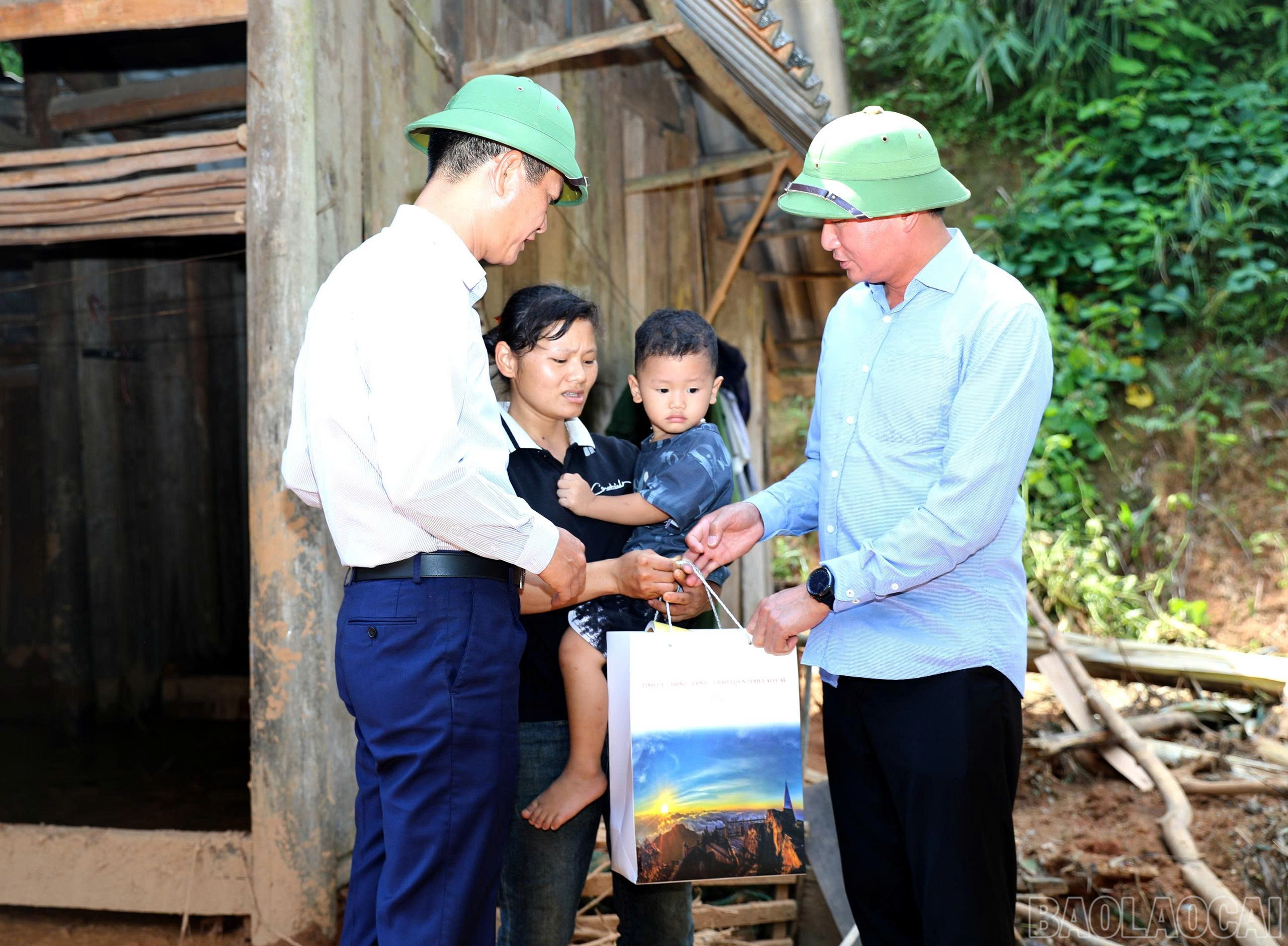 Các đồng chí lãnh đạo tỉnh thăm hỏi, động viên, tặng quà chị Dương Thị Trang. baolaocai-br_tham-hoi.jpg