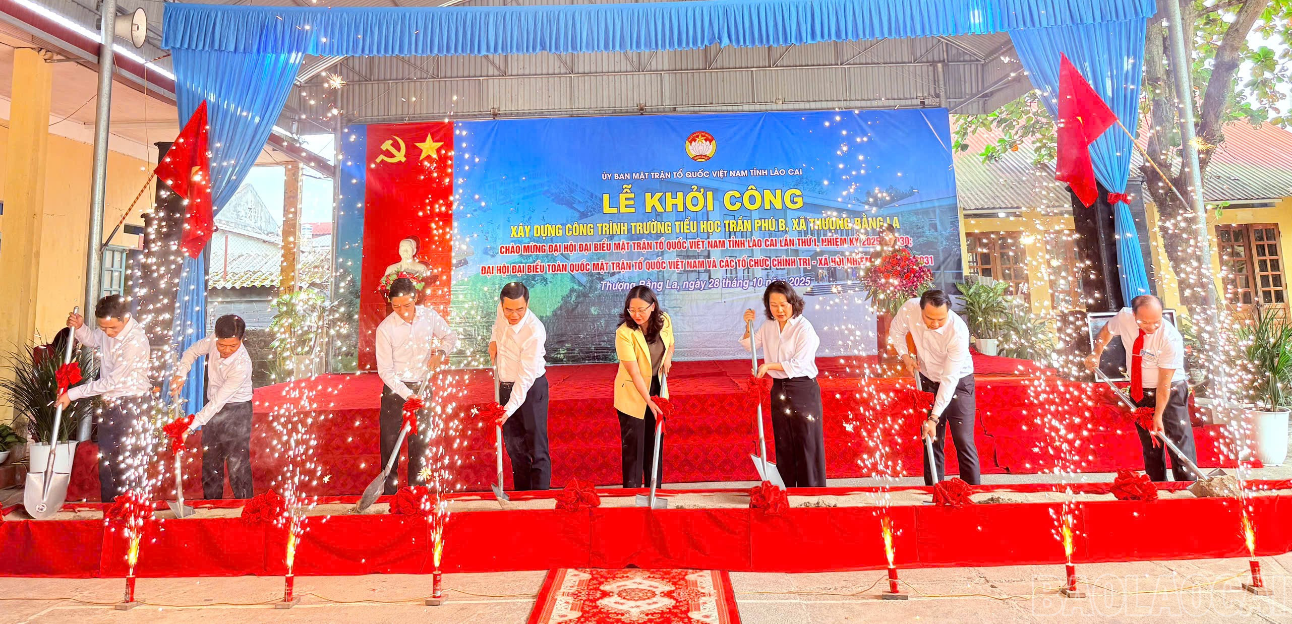 Đồng chí Giàng Thị Dung - Phó Bí thư Tỉnh ủy, Chủ tịch Ủy ban Mặt trận Tổ quốc Việt Nam tỉnh cùng các đại biểu, Ban Giám hiệu nhà trường động thổ công trình Trường Tiểu học Trần Phú B. baolaocai-br_5.jpg