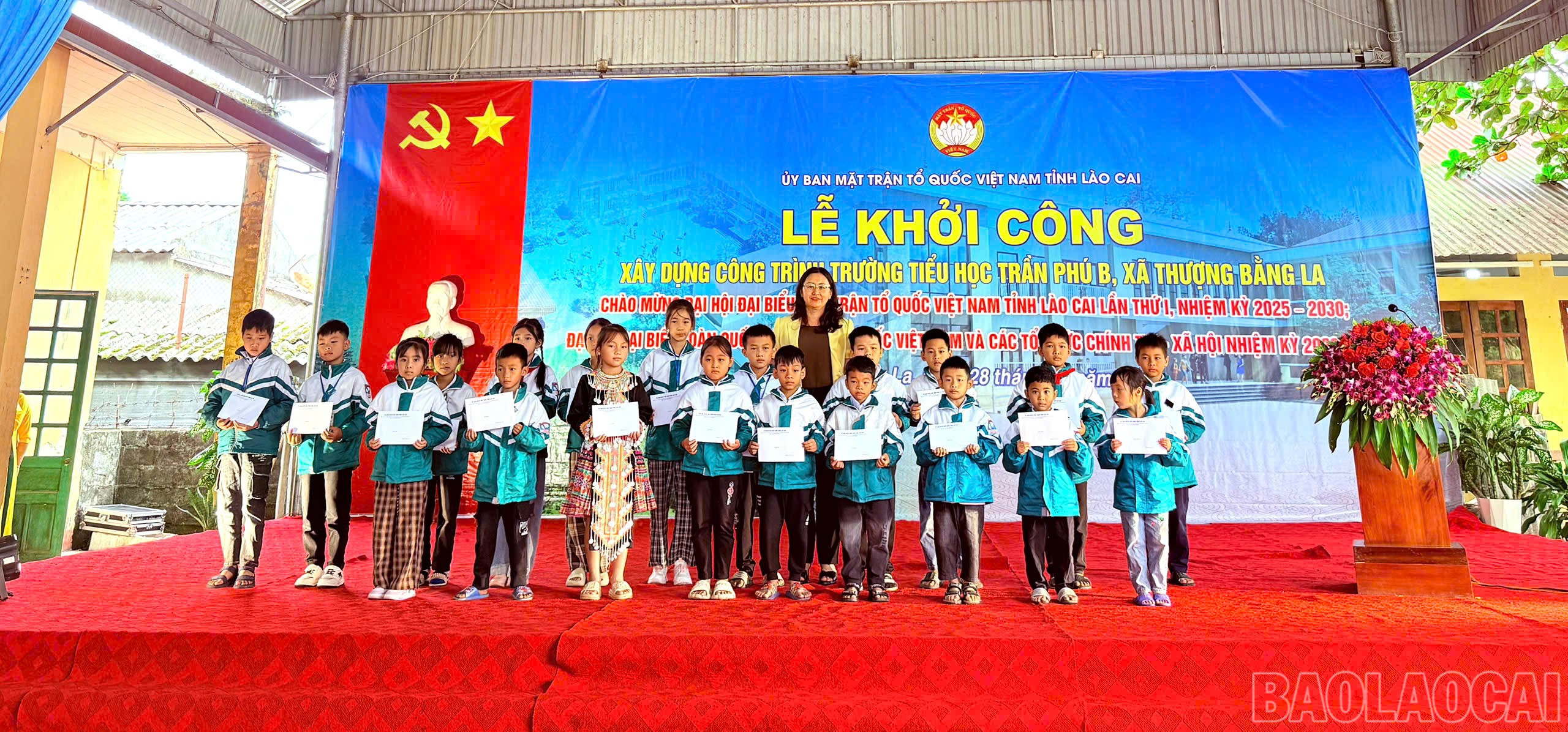 Nhân dịp này, Ủy ban Mặt trận Tổ quốc Việt Nam tỉnh đã trao tặng 20 suất học bổng (mỗi suất trị giá 300 nghìn đồng) cho 20 học sinh có hoàn cảnh khó khăn tại Trường Tiểu học Trần Phú B. baolaocai-br_4.jpg