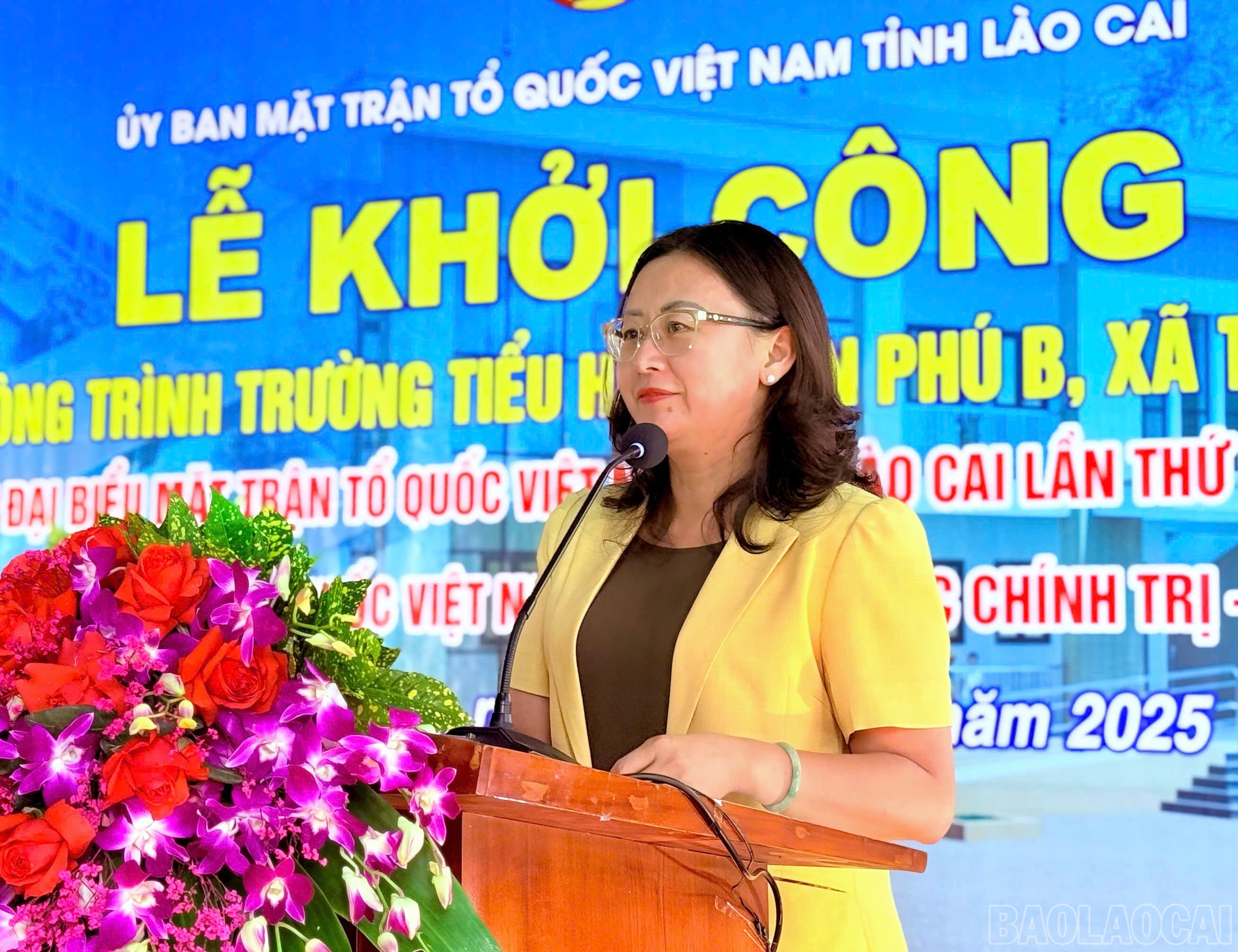 Đồng chí Giàng Thị Dung - Phó Bí thư Tỉnh ủy, Chủ tịch Ủy ban Mặt trận Tổ quốc Việt Nam tỉnh phát biểu tại Lễ khởi công. baolaocai-br_8.jpg