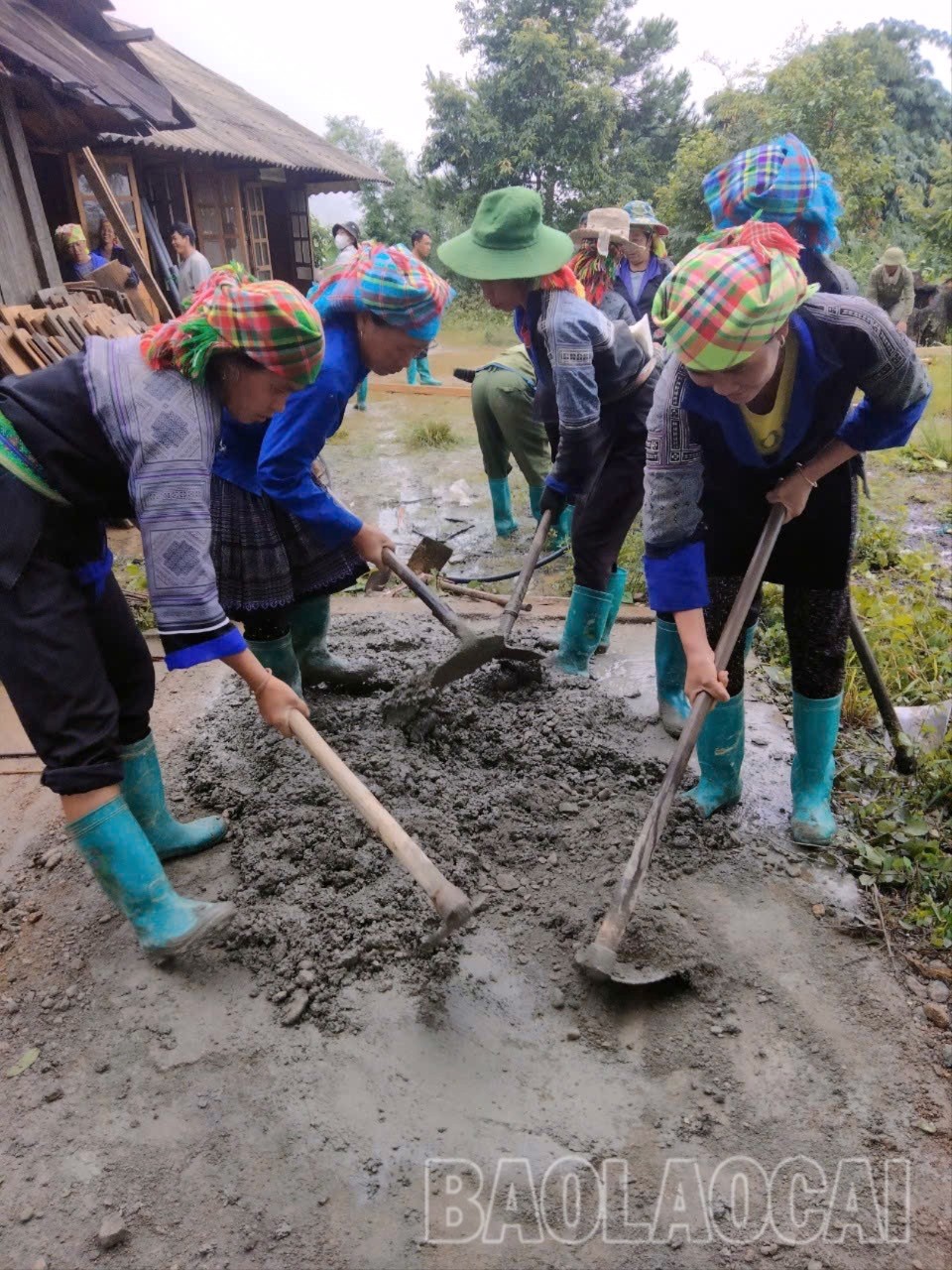 Phụ nữ xã Chế Tạo đóng góp công lao động giúp đỡ nhau sửa sang nhà cửa. xay-dung-8722.jpg