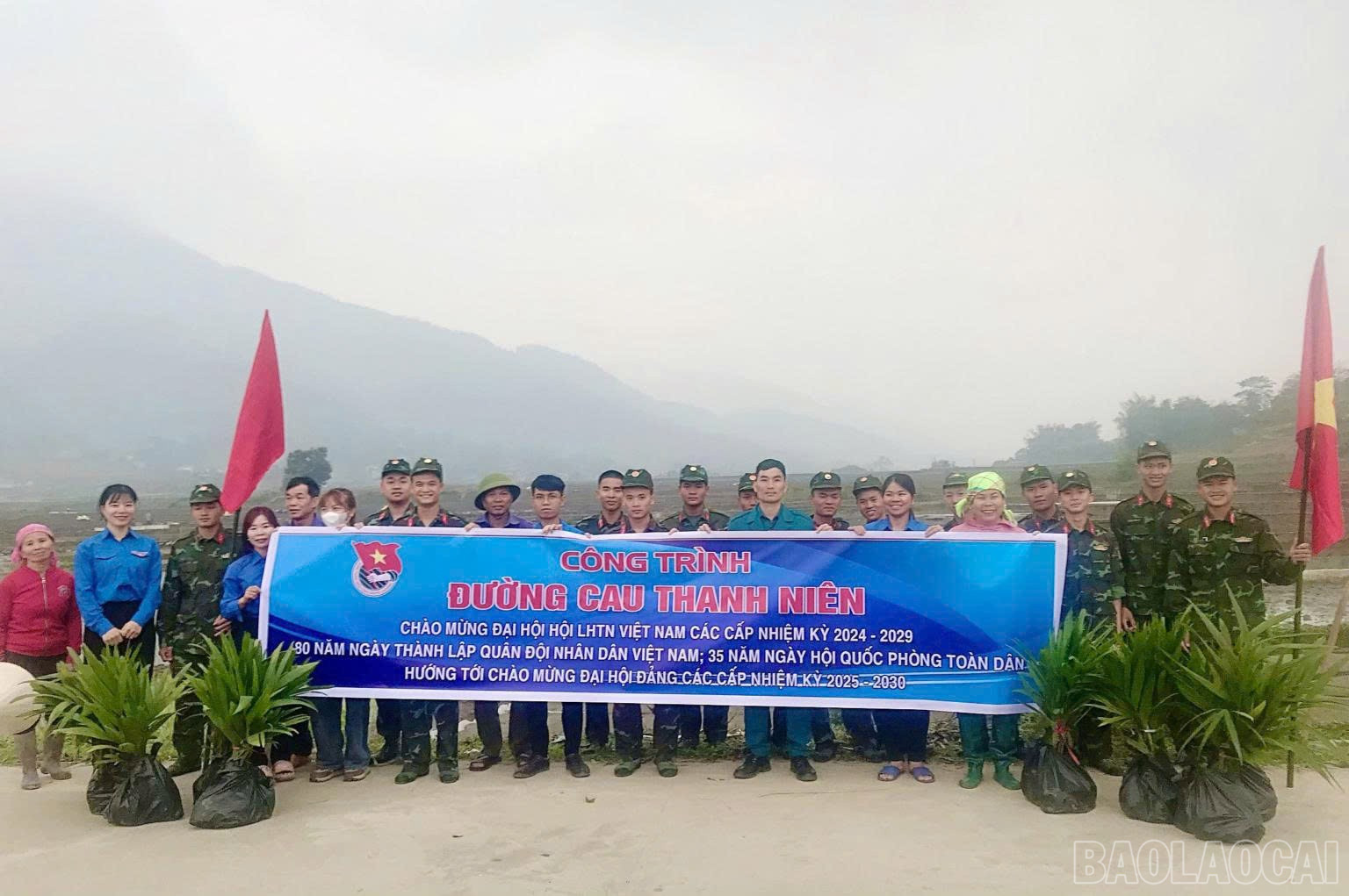 Cán bộ, đoàn viên Đại đội Trinh sát, Cơ giới phối hợp với Đoàn Thanh niên xã Hợp Thành xây dựng công trình “Đường cau thanh niên”. baolaocai-br_cong-trinh.jpg