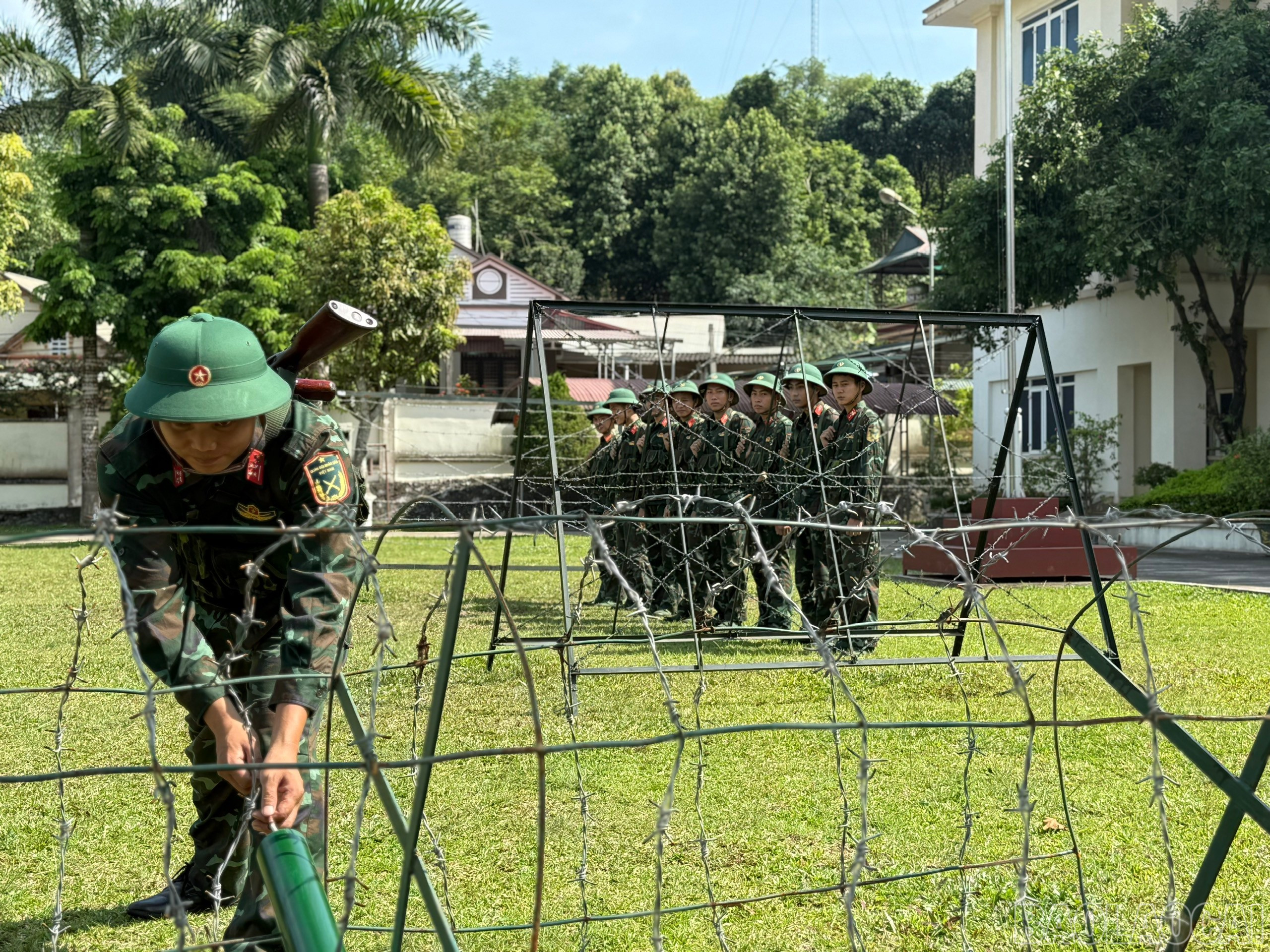 Đại đội trưởng Đại đội Công binh, Bộ CHQS tỉnh hướng dẫn về sáng kiến “Thiết bị tạo tiếng nổ tượng trưng bộc phá nổ”. baolaocai-br_cong-binh.jpg