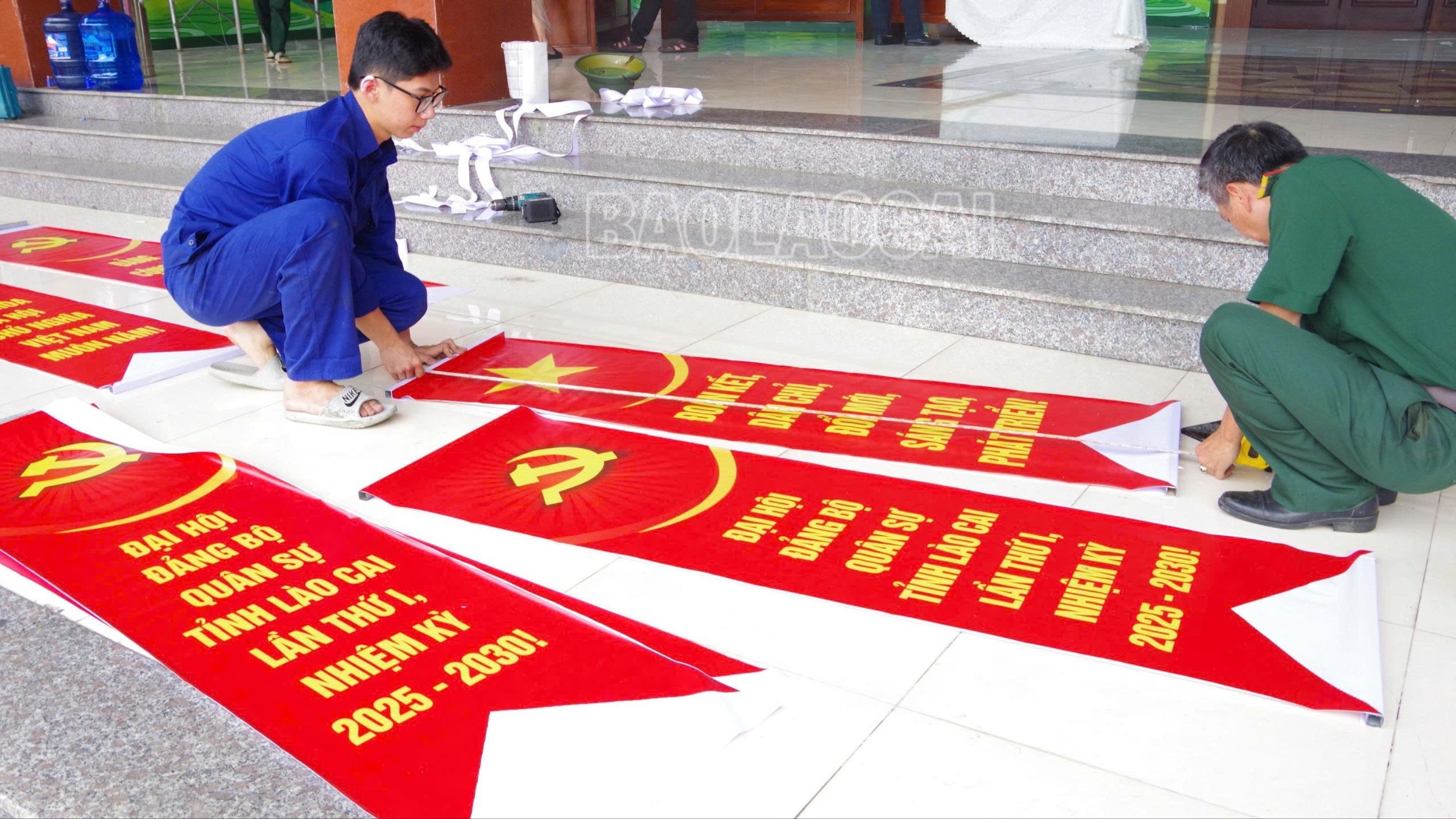 Cán bộ, chiến sĩ Trạm Sửa chữa, Phòng Hậu cần - kỹ thuật, Bộ CHQS tỉnh trang trí maket Đại hội. 5-246.jpg