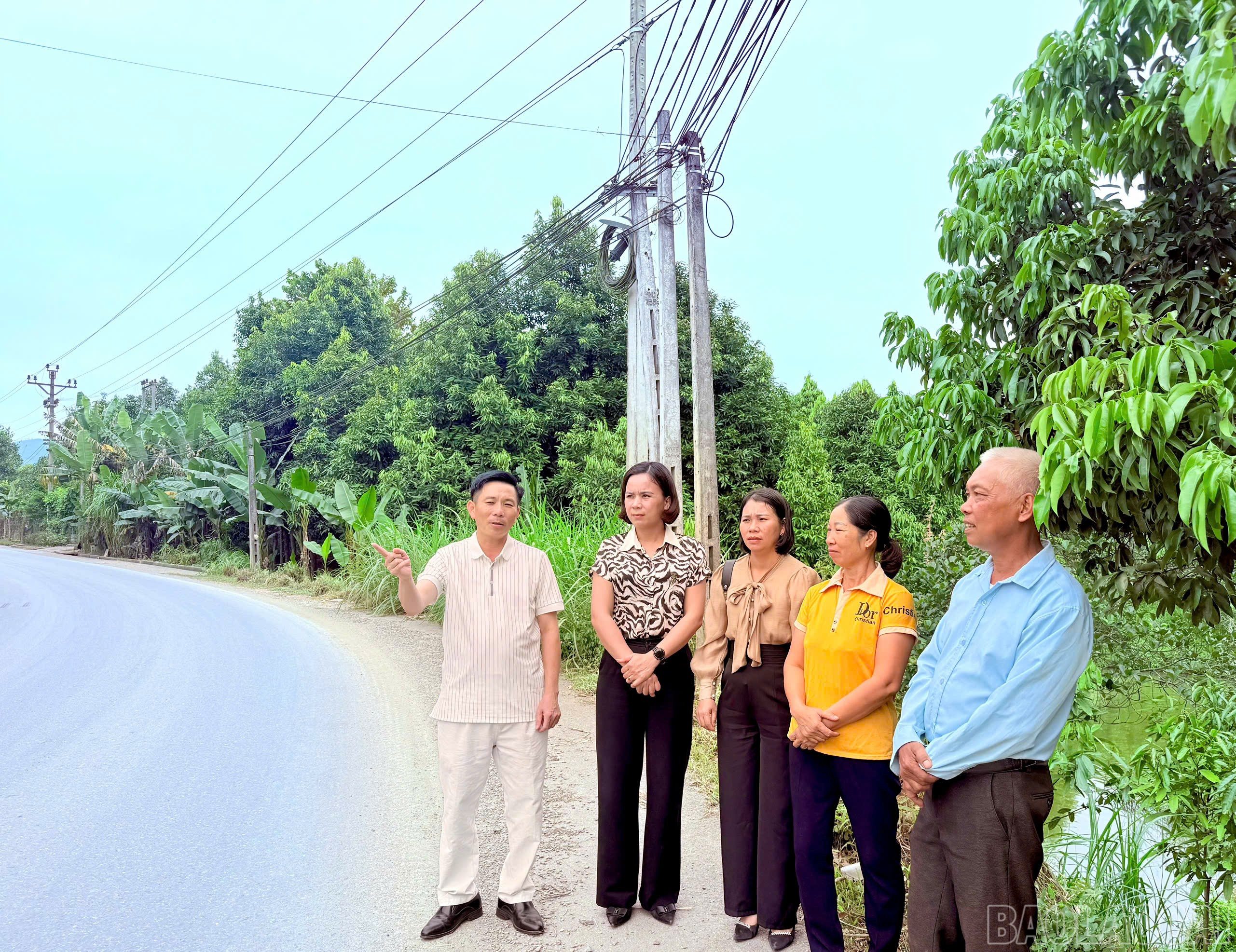 Nhờ sự chung tay, đoàn kết của cấp ủy, chính quyền địa phương, tuyến đường điện an ninh tại thôn Làng Qua đã hoàn thành đã góp phần đảm bảo an toàn giao thông, giữ gìn trật tự và thúc đẩy phong trào XDNTM trên địa bàn. baolaocai-br_2.jpg