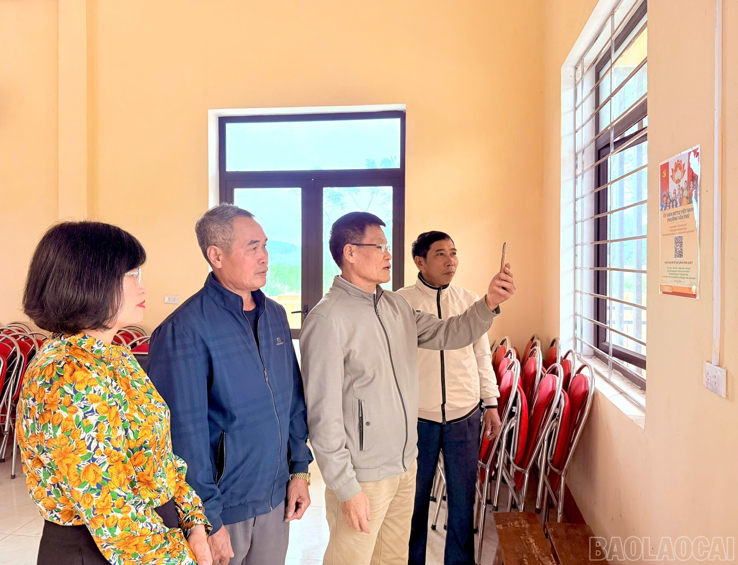 Phường Văn Phú gắn mã QR “Lắng nghe Nhân dân nói”; “Lắng nghe để hành động” giúp người dân có thể phản ánh, góp ý, tiếp nhận thông tin nhanh chóng, hiệu quả. baolaocai-br_3.jpg
