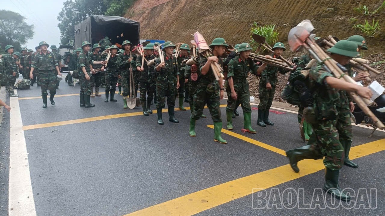 Cán bộ, chiến sĩ Trung đoàn 254, Bộ Chỉ huy quân sự tỉnh hành quân vào hỗ trợ xã Mỏ Vàng khắc phục hậu quả bão lũ. mo-vang-1567.jpg