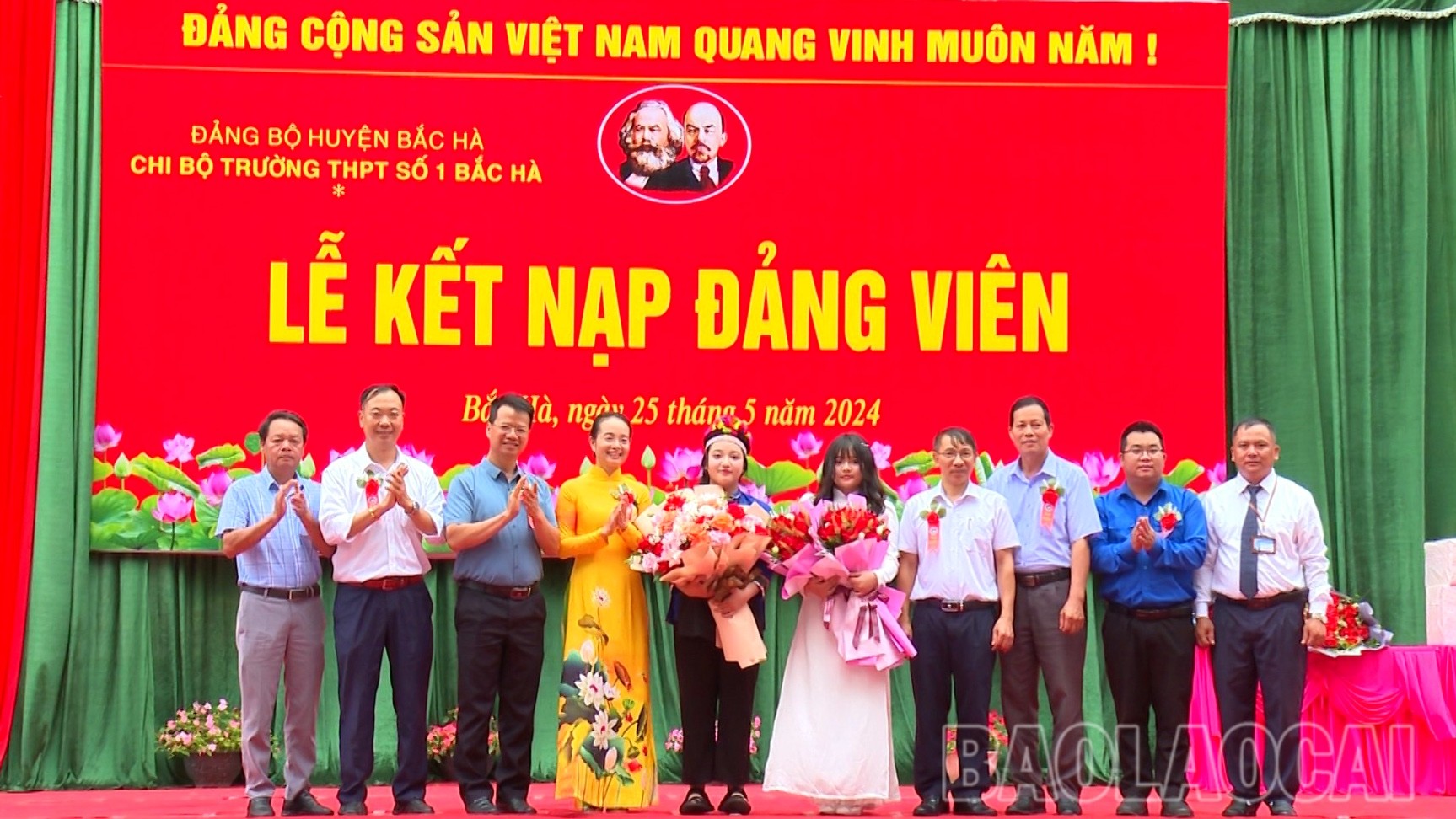 Chi bộ Trường THPT số 1 Bắc Hà tổ chức kết nạp đảng viên trẻ là ĐVTN ưu tú. ket-nap-dang-vien-bh-7675.jpg