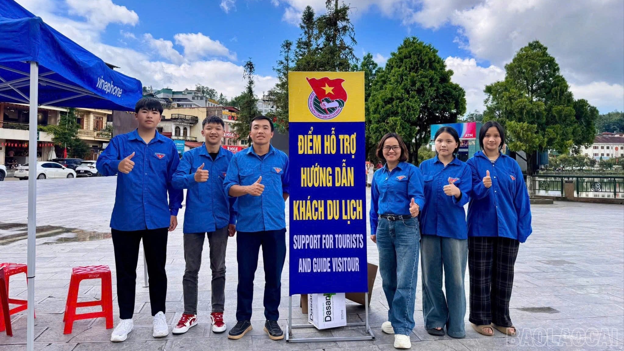 Tuổi trẻ Sa Pa tích cực tham gia các hoạt động tình nguyện hỗ trợ khách du lịch trên địa bàn.