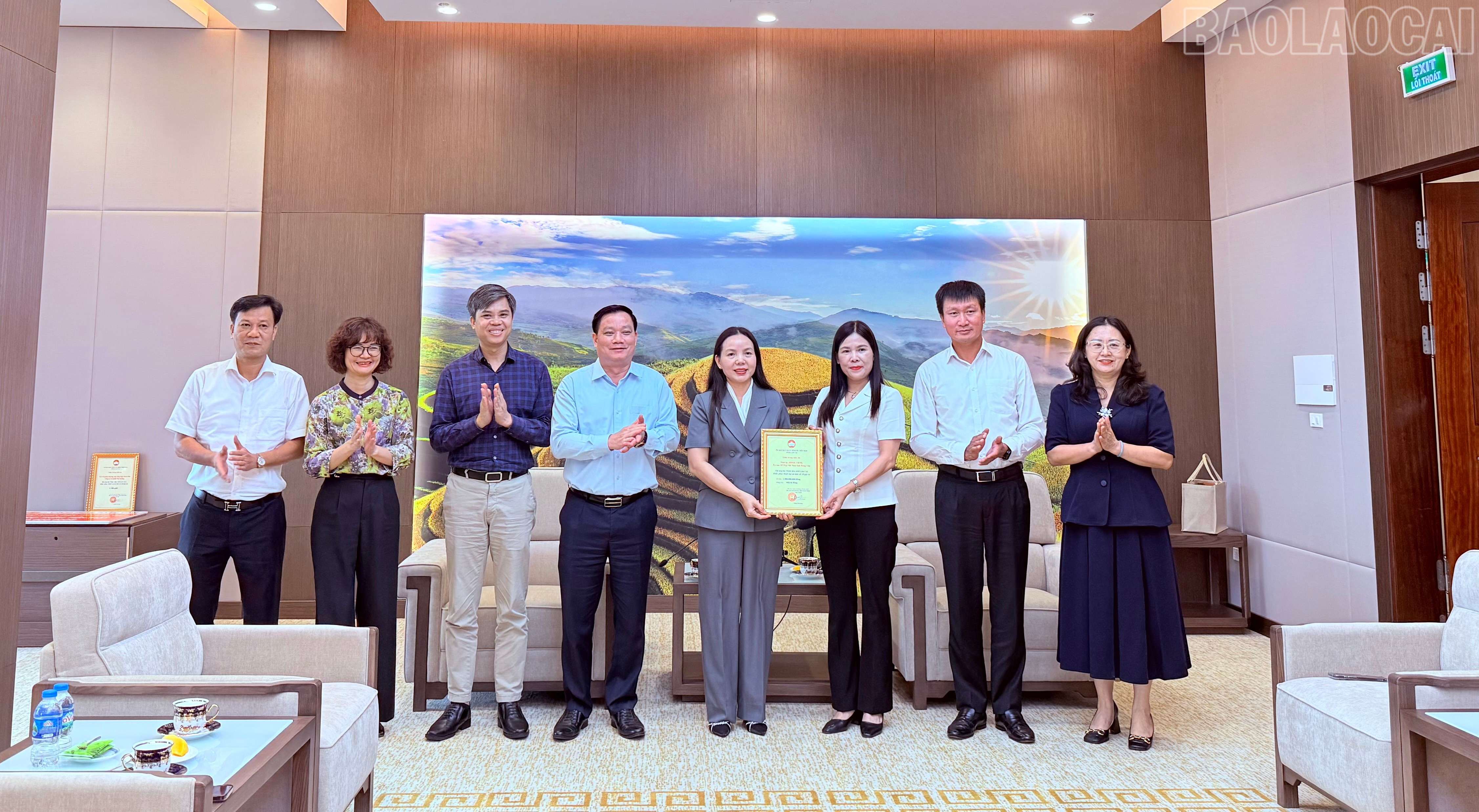 Tỉnh Lào Cai trao "Thư cảm ơn" cho tỉnh Hưng Yên. baolaocai-tr_tempimageiahjco.jpg