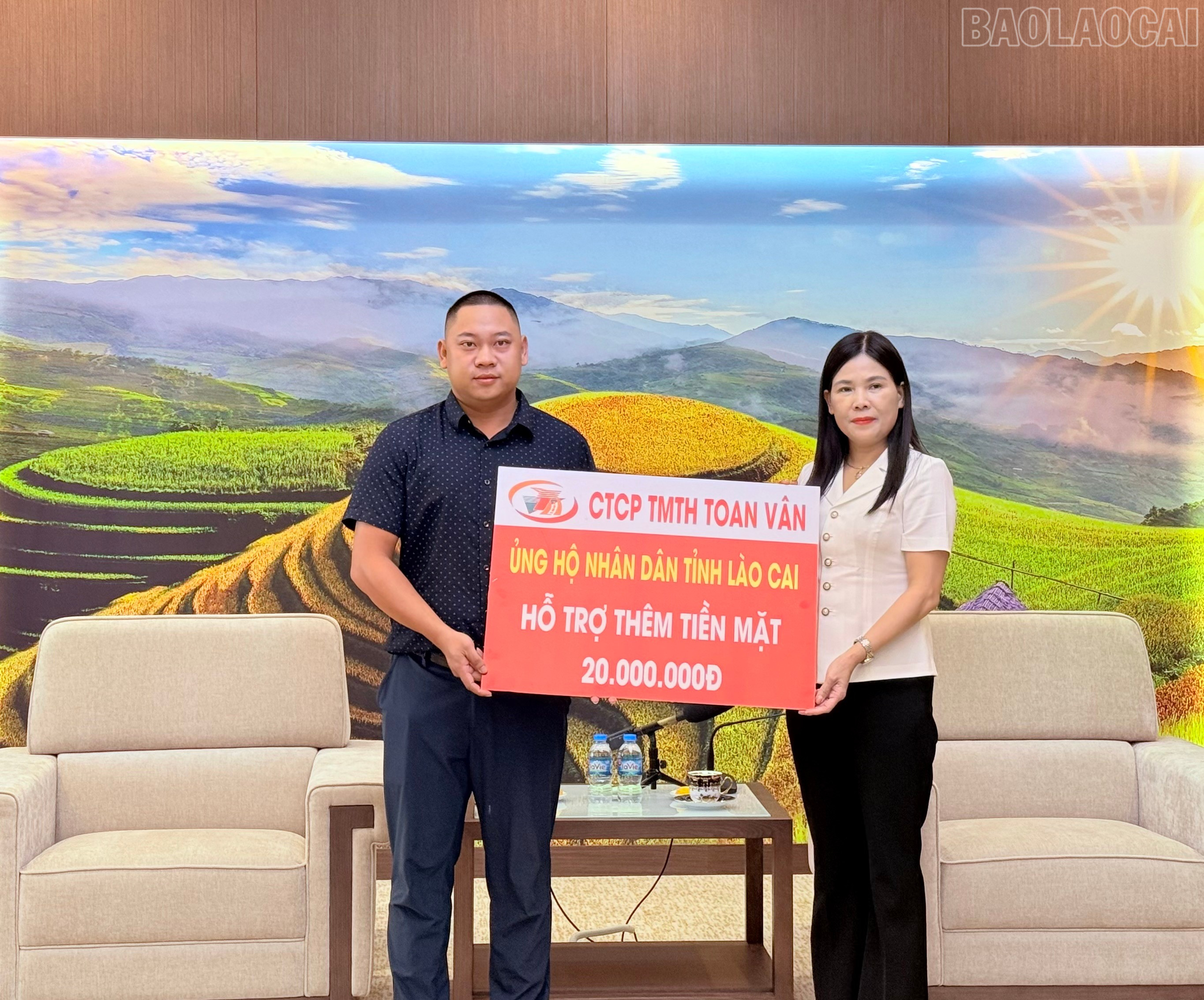 Đại diện đơn vị doanh nghiệp trao hỗ trợ Nhân dân tỉnh Lào Cai khắc phục hậu quả thiên tai. baolaocai-tr_tempimage84p65s.jpg
