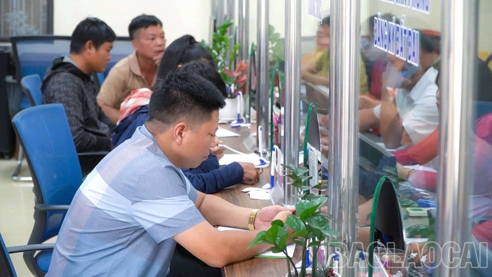 Người dân đến Trung tâm Hành chính công xã Mậu A để giải quyết công việc. hcc-3-8623.jpg