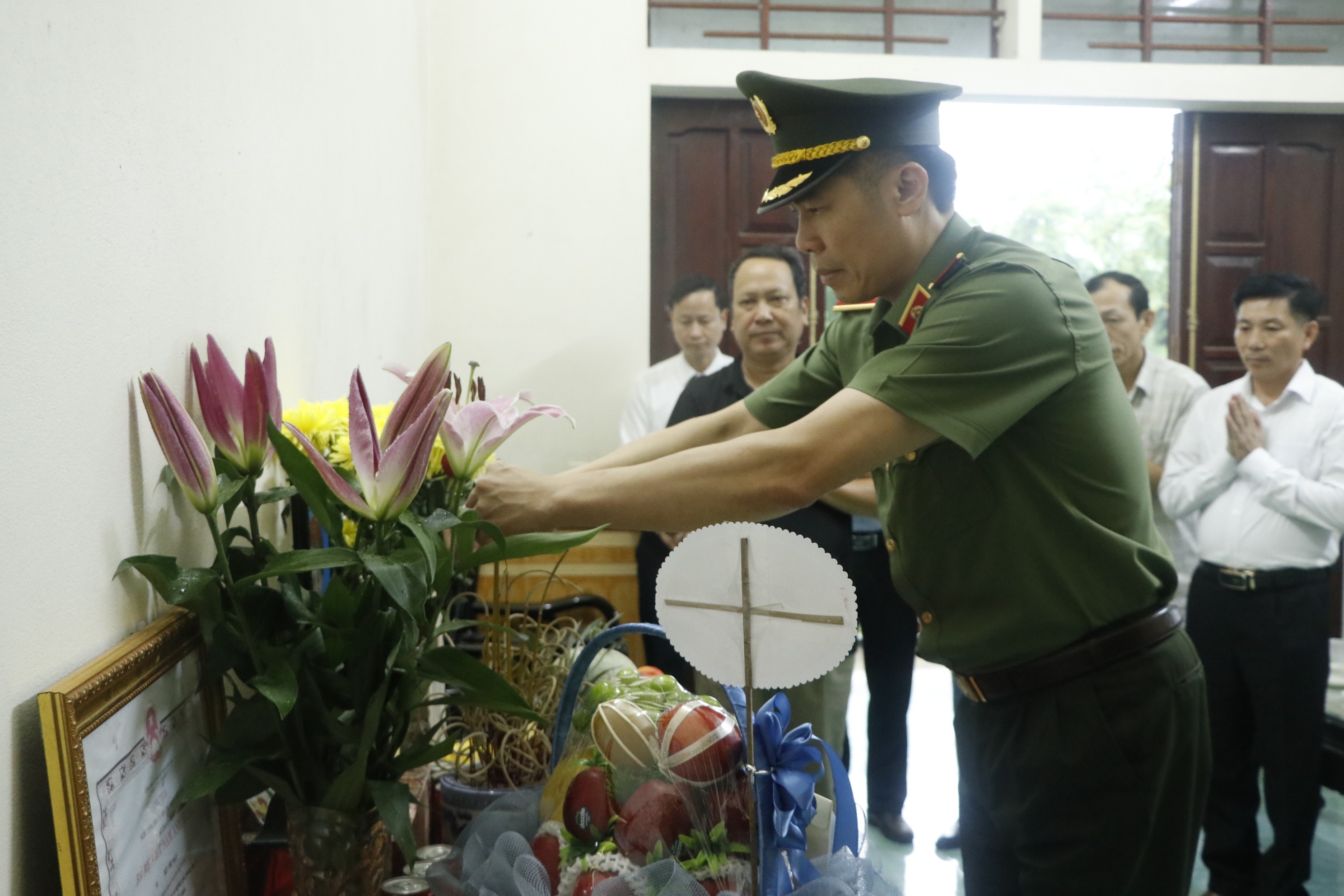 Thiếu tướng Cao Minh Huyền thắp hương tưởng nhớ và tri ân Mẹ Việt Nam anh hùng Bùi Thị Mận. Thiếu tướng Cao Minh Huyền thắp hương tưởng nhớ và tri ân Mẹ Việt Nam anh hùng Bùi Thị Mận.