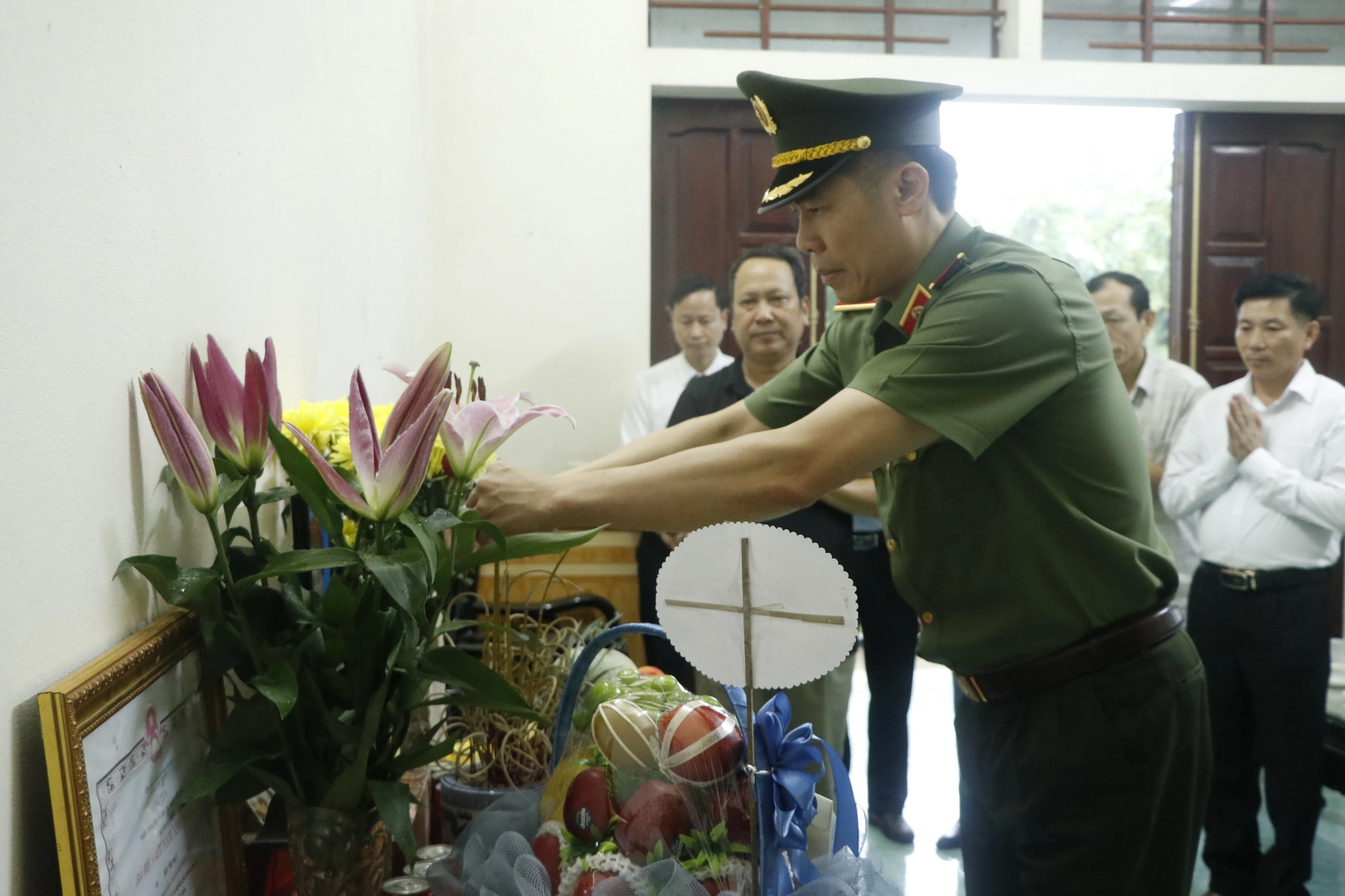 Thiếu tướng Cao Minh Huyền thắp hương tưởng nhớ và tri ân Mẹ Việt Nam anh hùng Bùi Thị Mận.